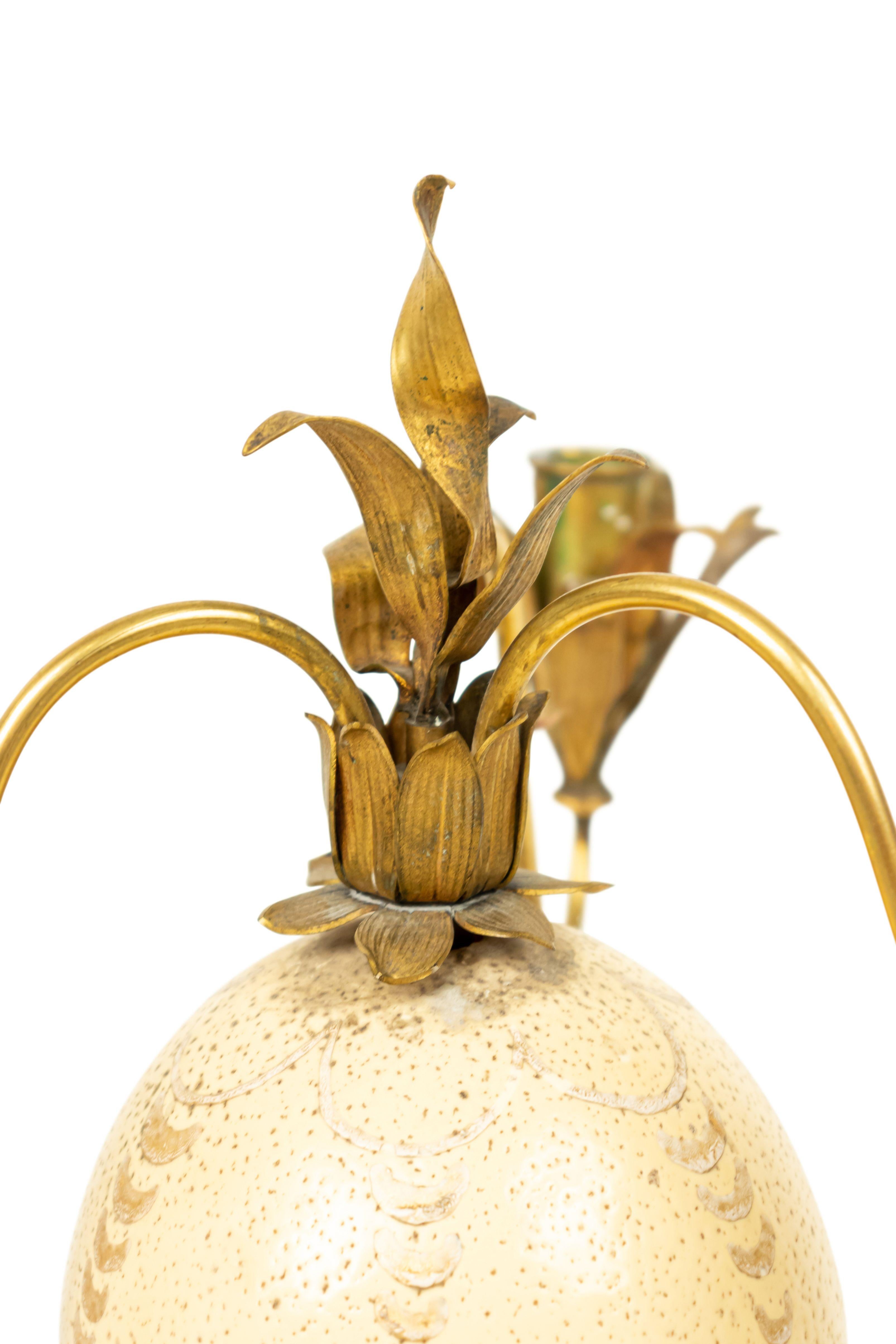 Paar französische Messingkronleuchter aus der Mitte des Jahrhunderts mit Palmen und Straußeneiern (20. Jahrhundert) im Angebot