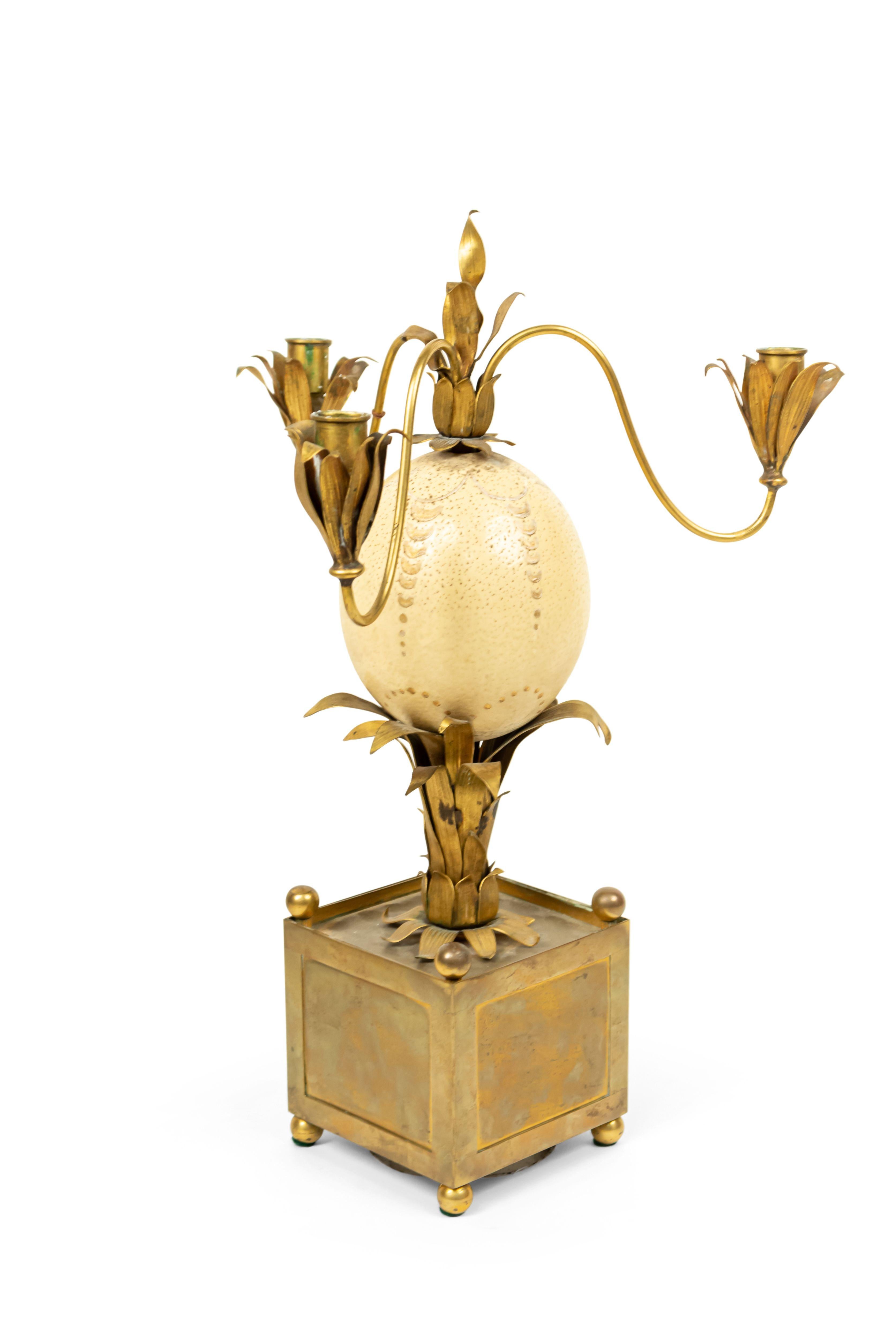 Paar französische Messingkronleuchter aus der Mitte des Jahrhunderts mit Palmen und Straußeneiern im Angebot 1