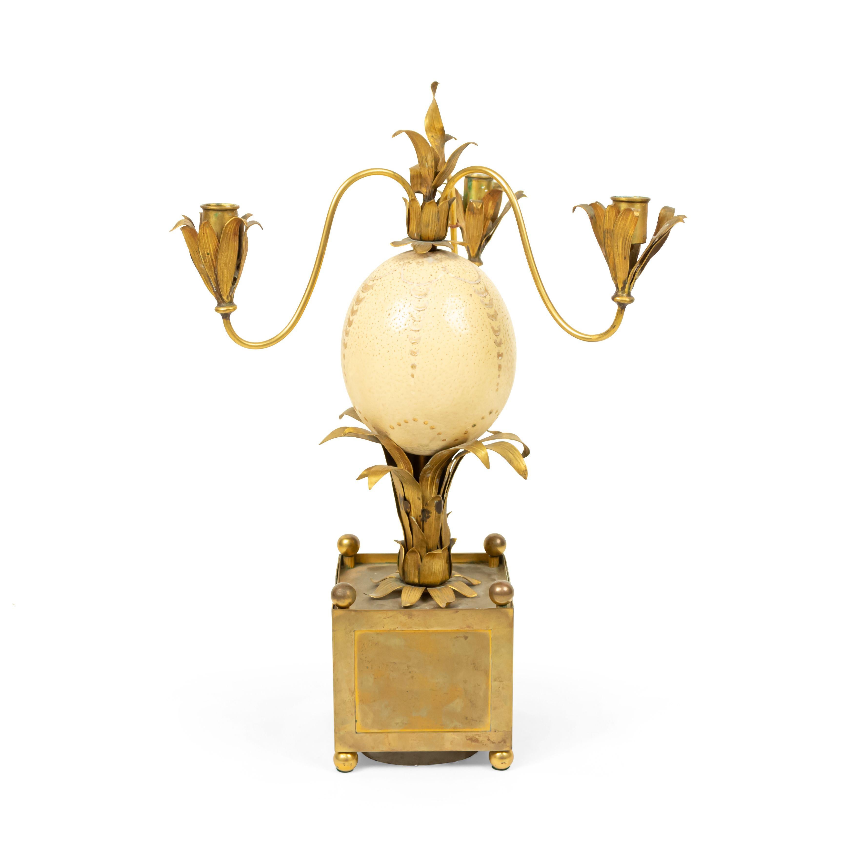 Paar französische Messingkronleuchter aus der Mitte des Jahrhunderts mit Palmen und Straußeneiern im Angebot 2