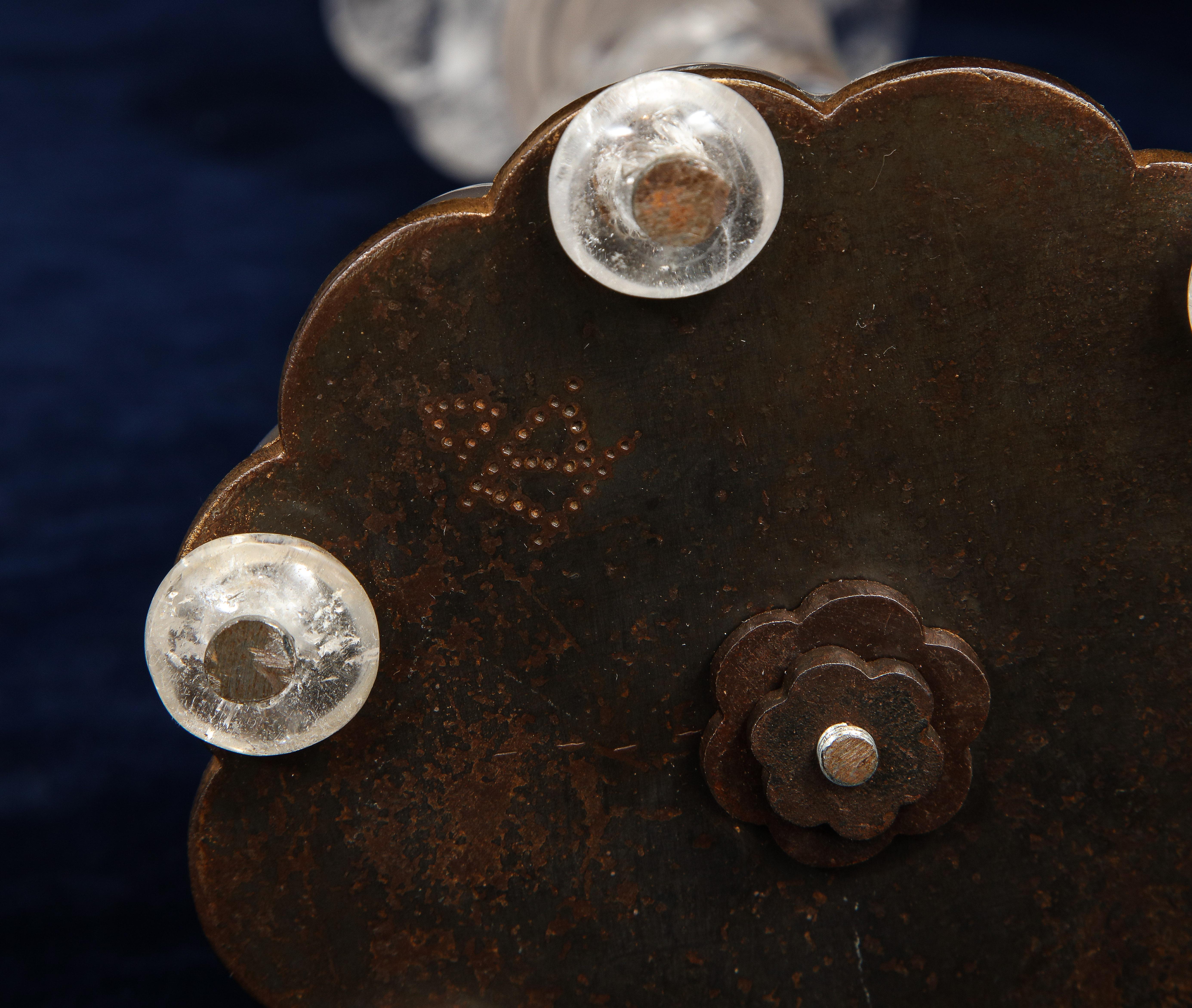 Paar französische, handgeschnitzte Bergkristall-Kerzenständer aus Bronze aus der Mitte des Jahrhunderts im Angebot 6
