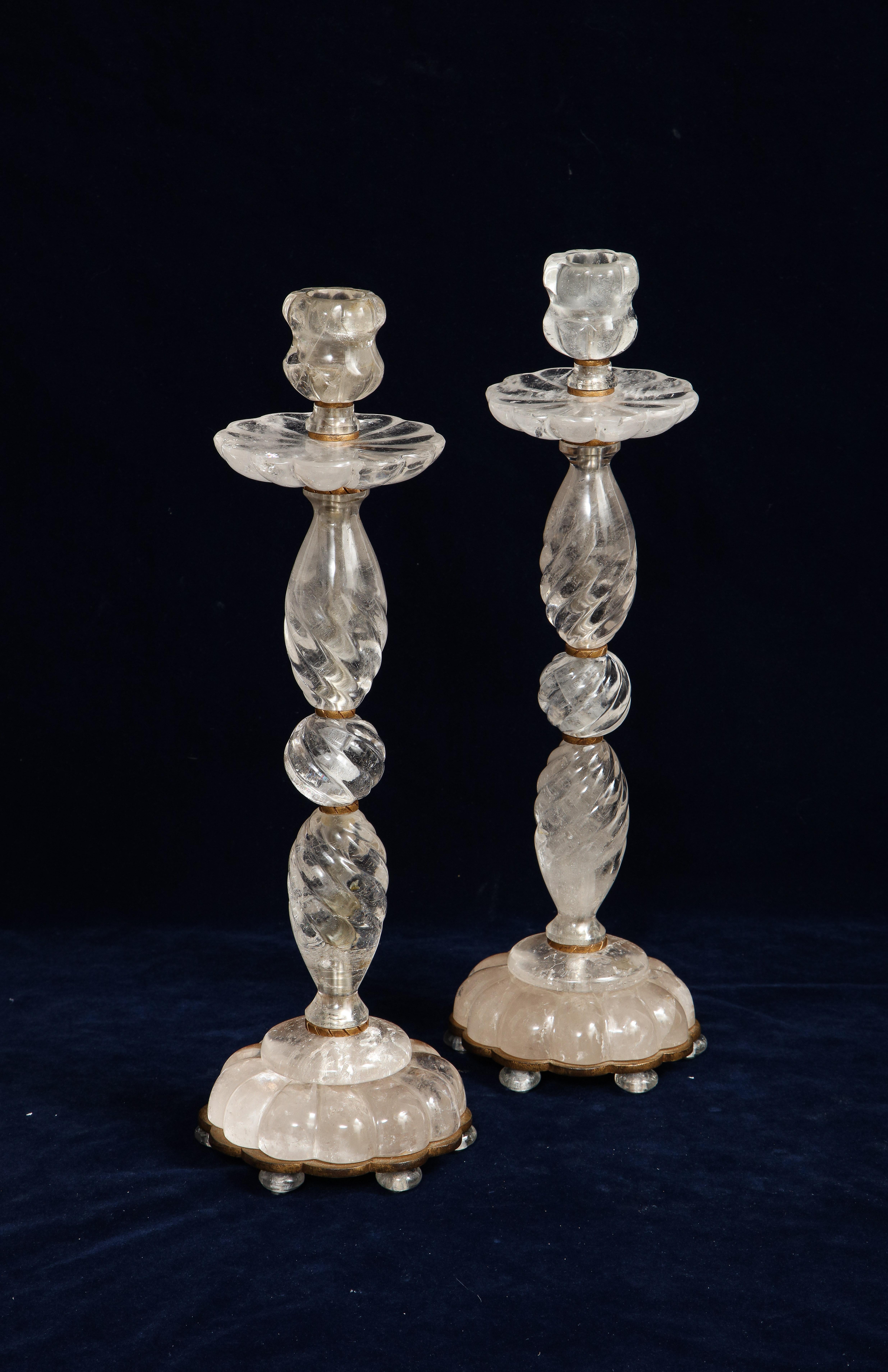 20ième siècle Paire de chandeliers français du milieu du siècle dernier en bronze montés sur des cristaux de roche sculptés à la main en vente