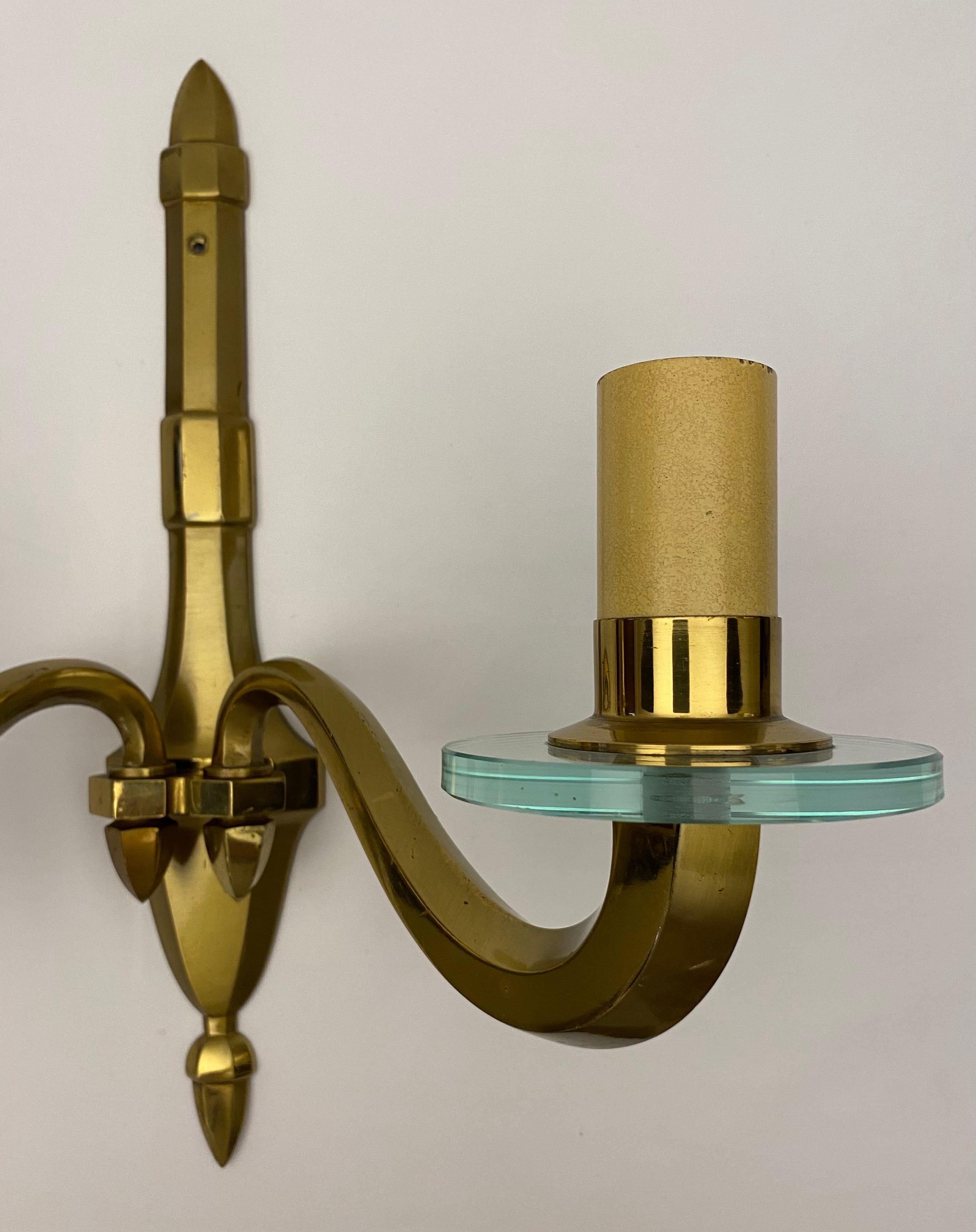 Francese Coppia di lampade da parete in bronzo della metà del secolo scorso attribuite a Jean Perzel