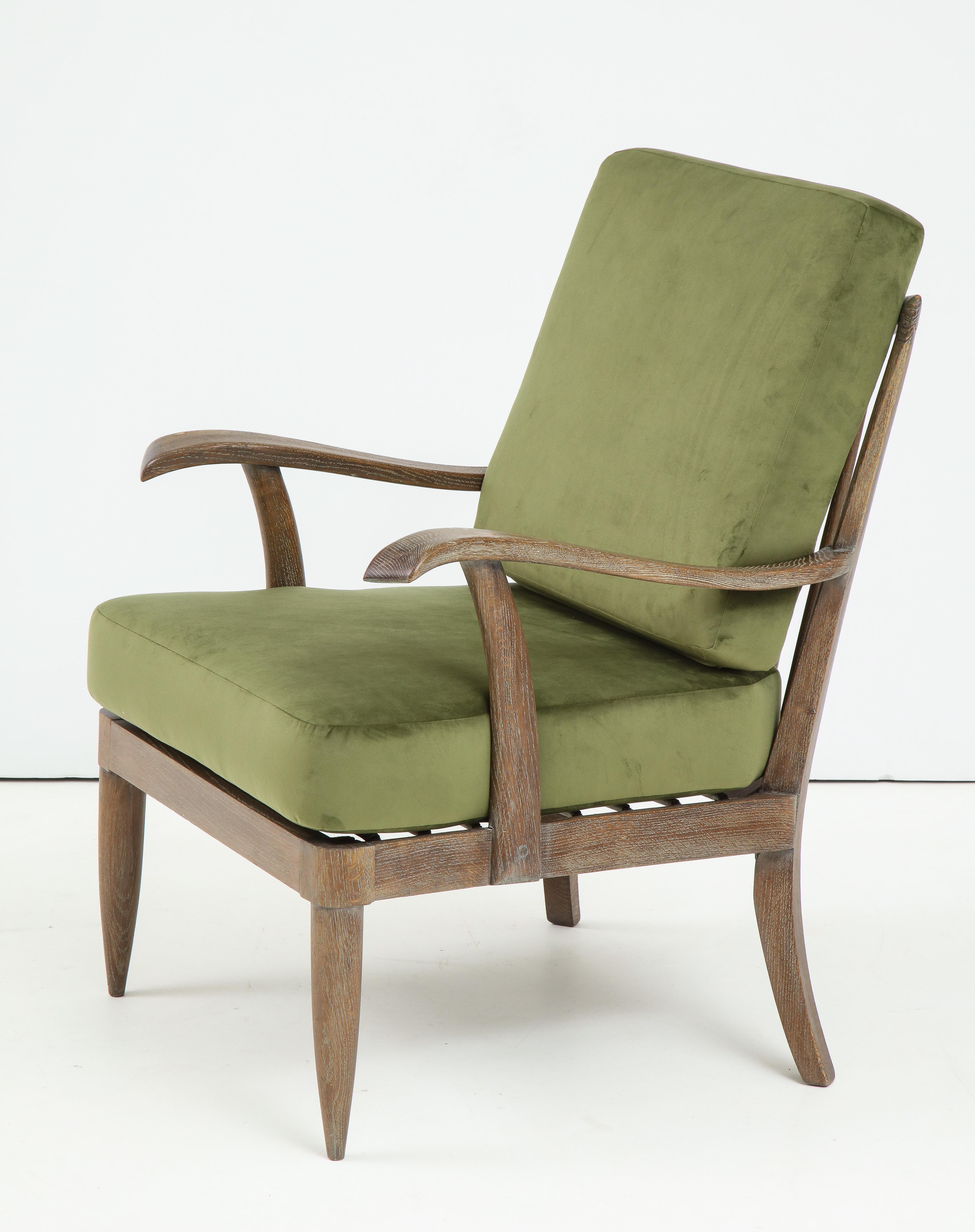 Paar französische Sessel aus gekälkter Eiche aus der Mitte des Jahrhunderts/Loungesessel (Moderne der Mitte des Jahrhunderts) im Angebot