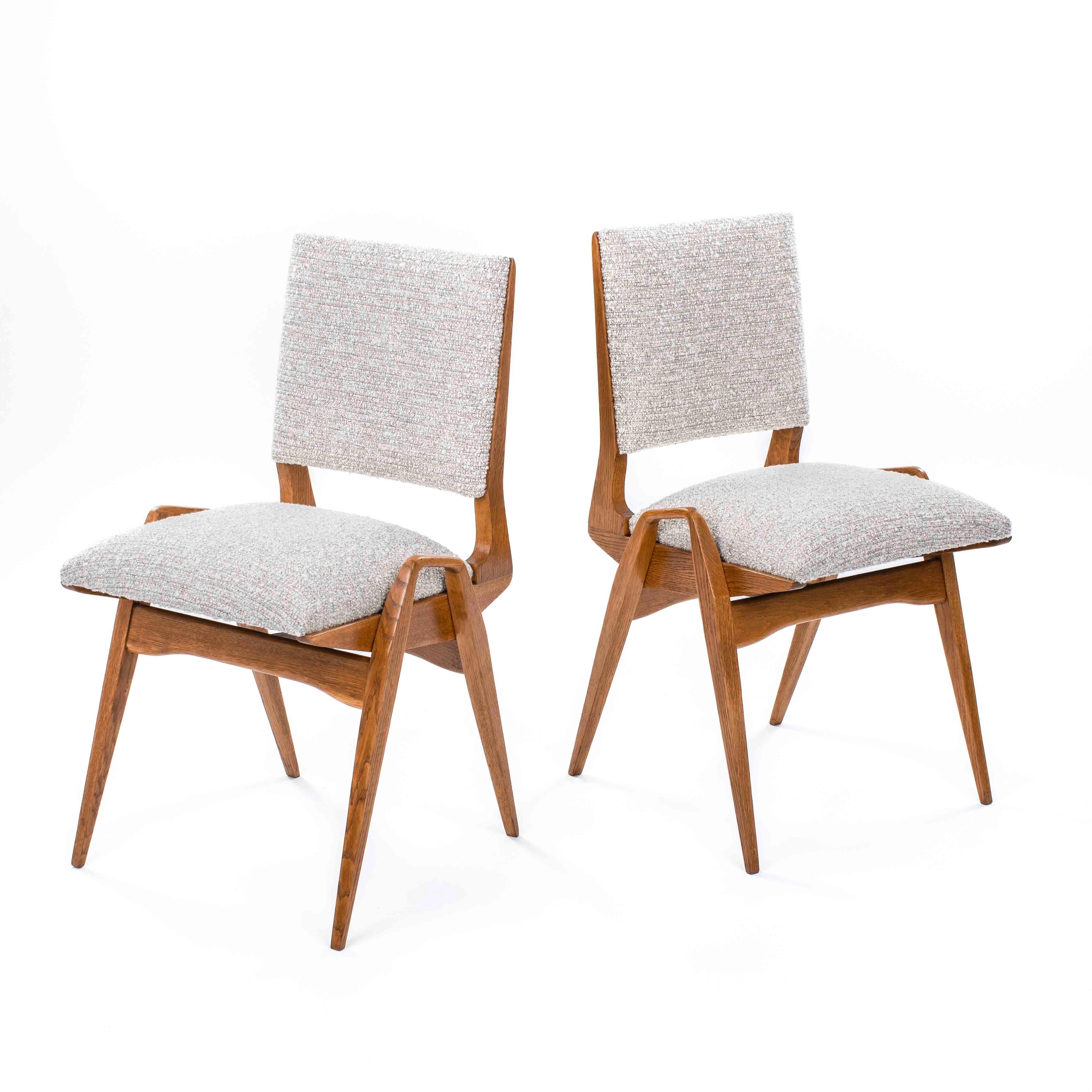 Coppia di sedie francesi di metà secolo in Oak con tessuto Bouclé di Maurice Pré 1950s in vendita 3