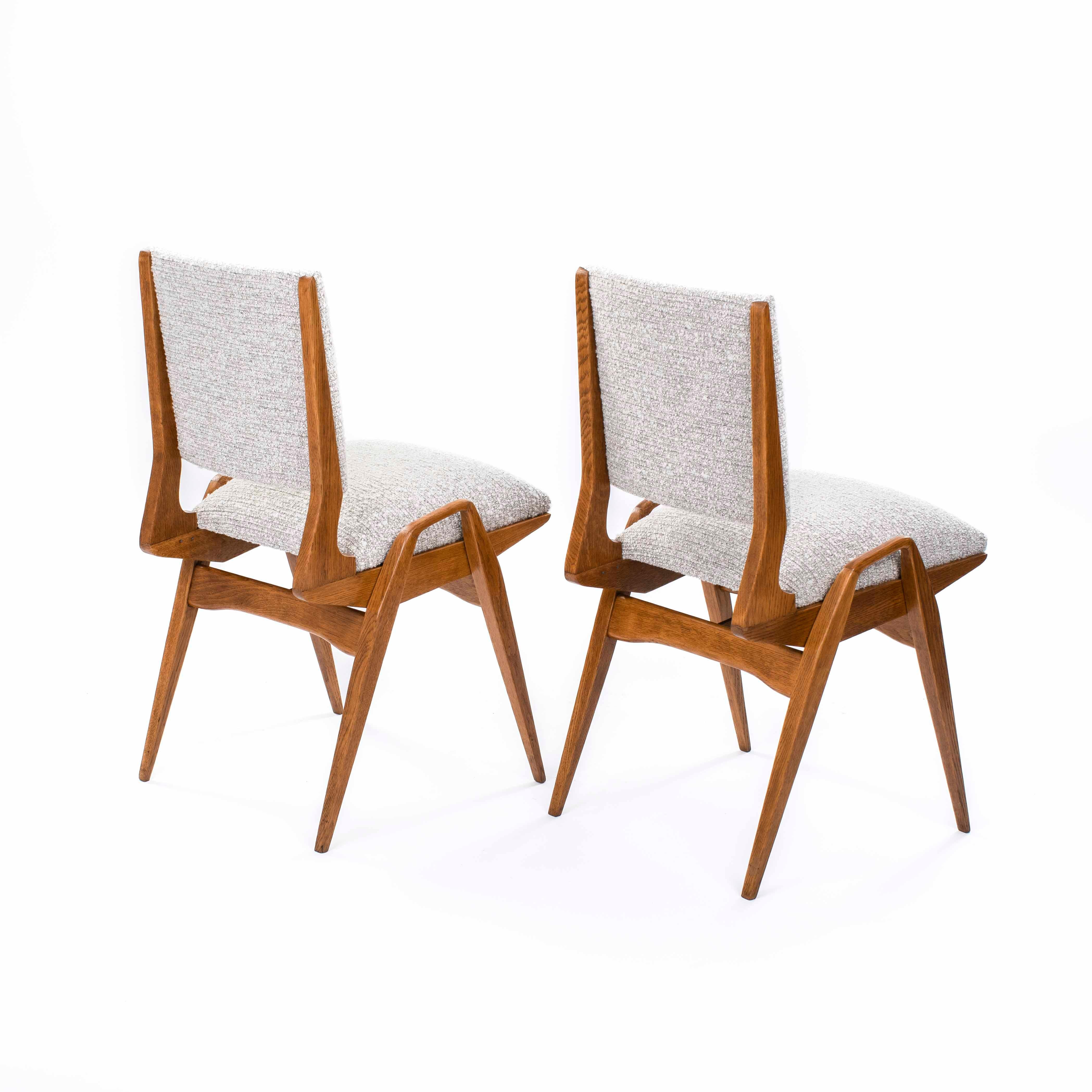 Metà XX secolo Coppia di sedie francesi di metà secolo in Oak con tessuto Bouclé di Maurice Pré 1950s in vendita