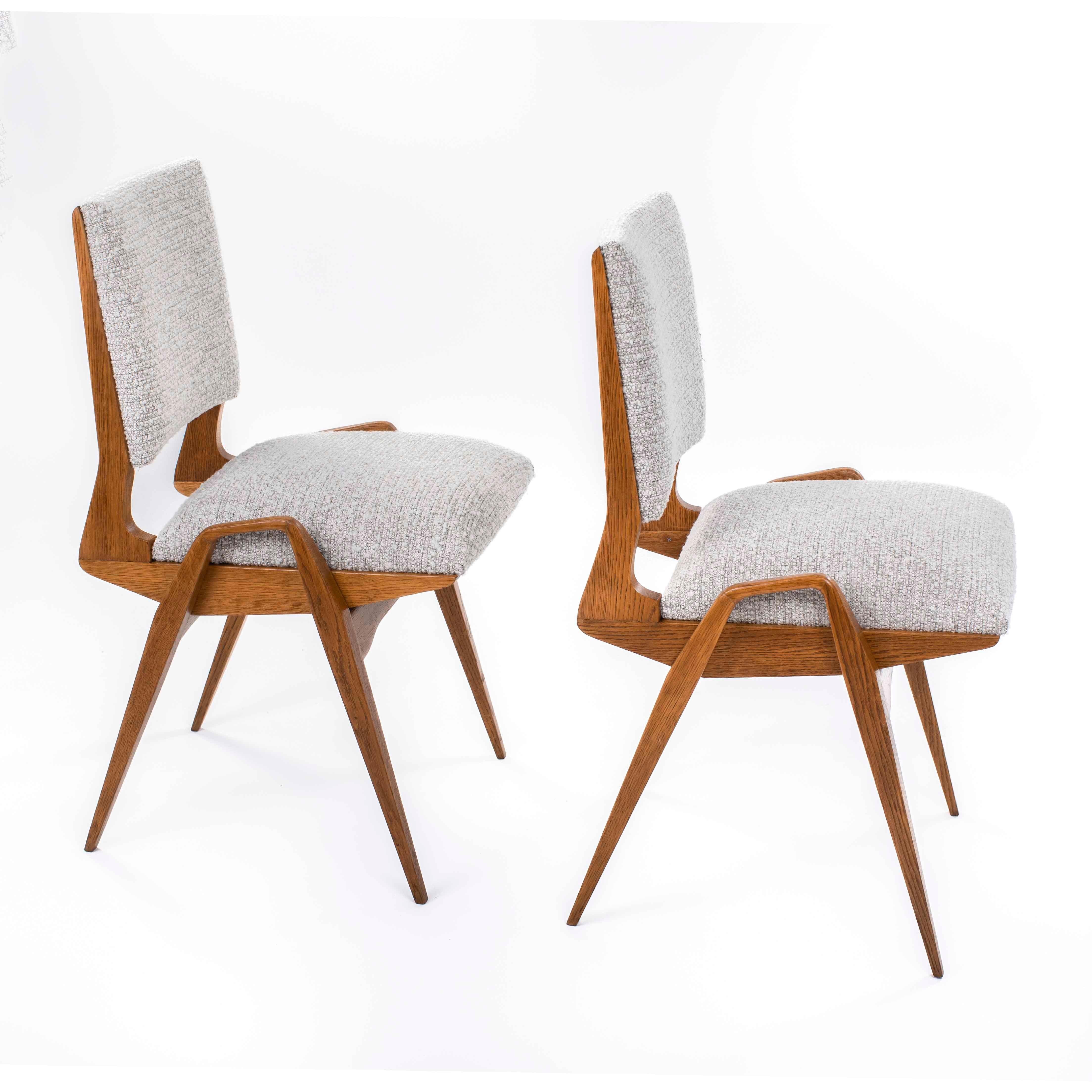 Coppia di sedie francesi di metà secolo in Oak con tessuto Bouclé di Maurice Pré 1950s in vendita 2