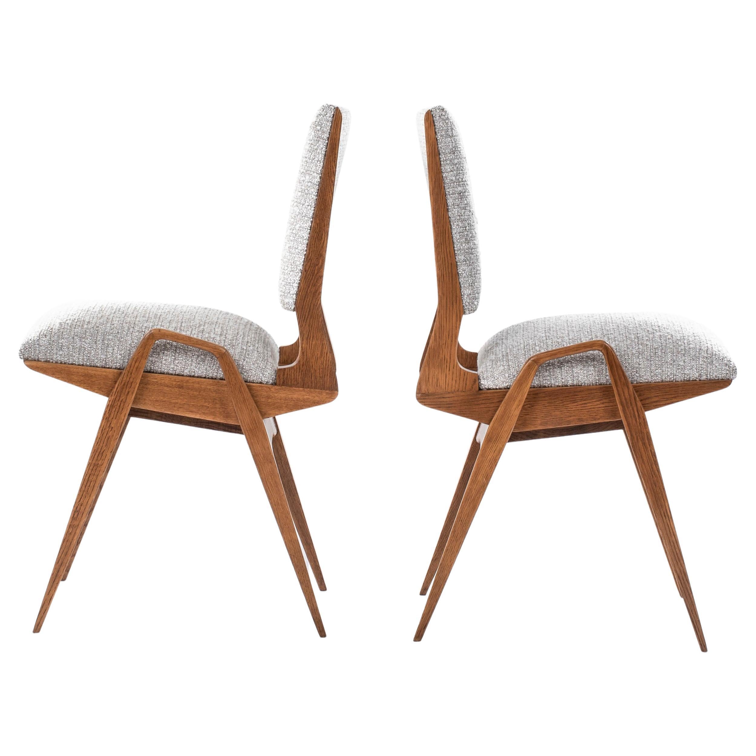 Coppia di sedie francesi di metà secolo sofisticate ed eccentriche in Oak con tessuto bouclé di Maurice Pré 1950s
in forma equilibrata.

Le sedie sono state completamente carteggiate e rilaccate con una finitura opaca di seta, che conferisce alla
