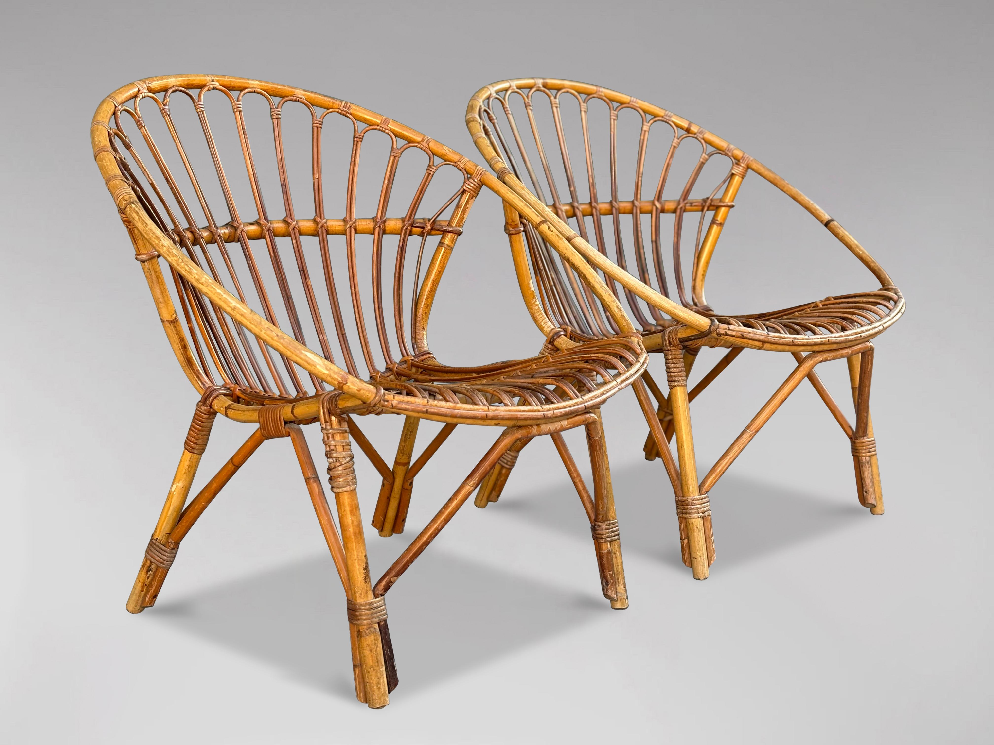 Français Paire de chaises longues en bambou à structure circulaire du milieu du siècle dernier en vente