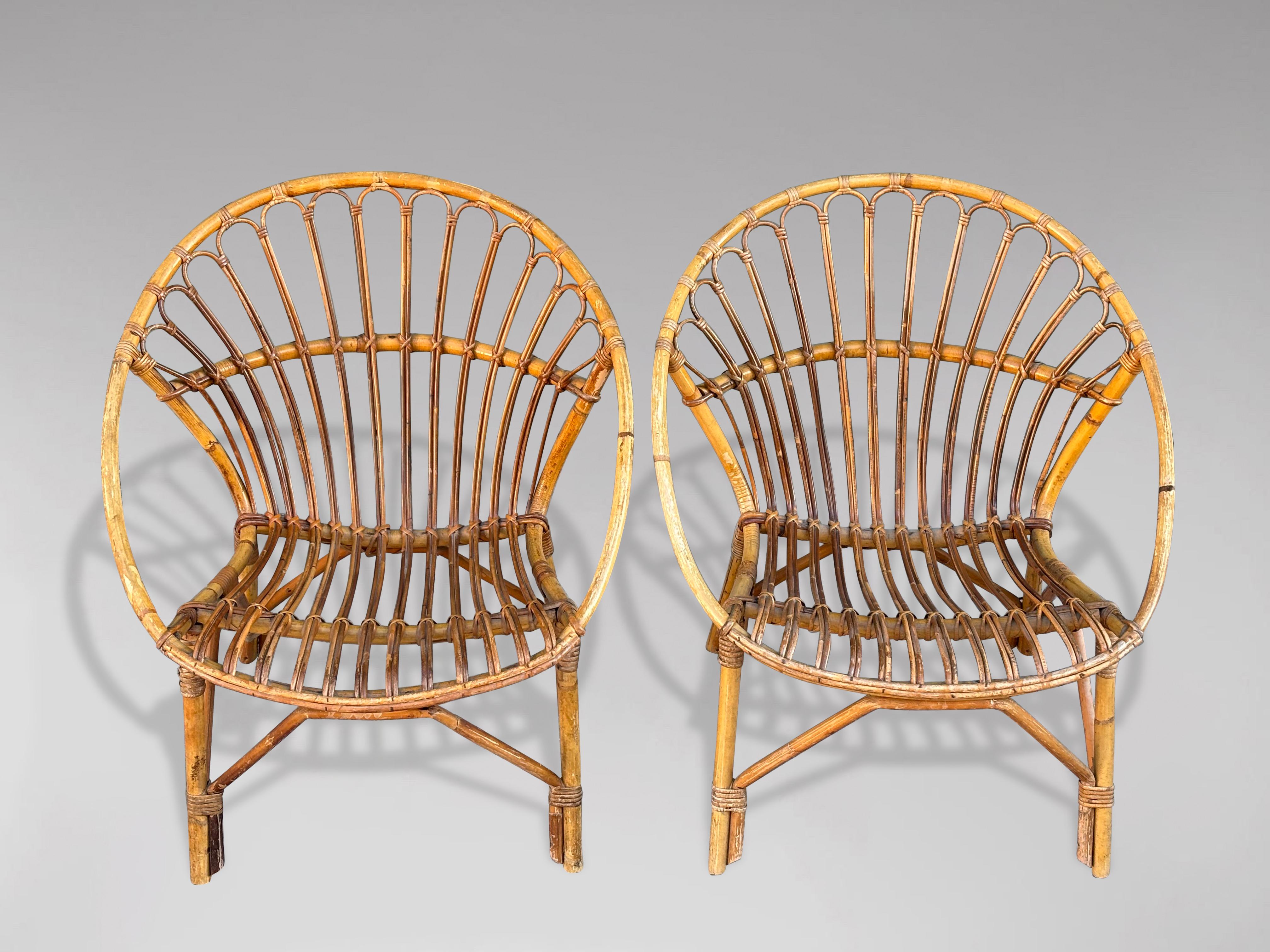 20ième siècle Paire de chaises longues en bambou à structure circulaire du milieu du siècle dernier en vente