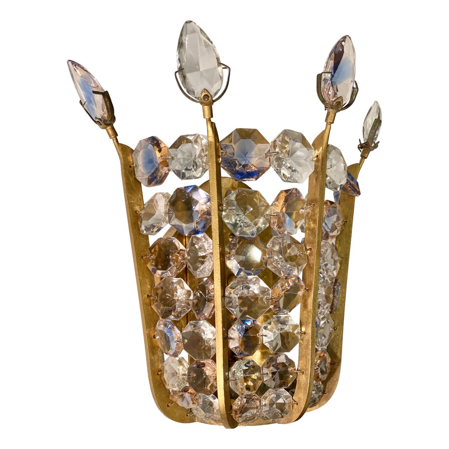 Paire d'appliques françaises en cristal du milieu du siècle dernier Bon état - En vente à New York, NY