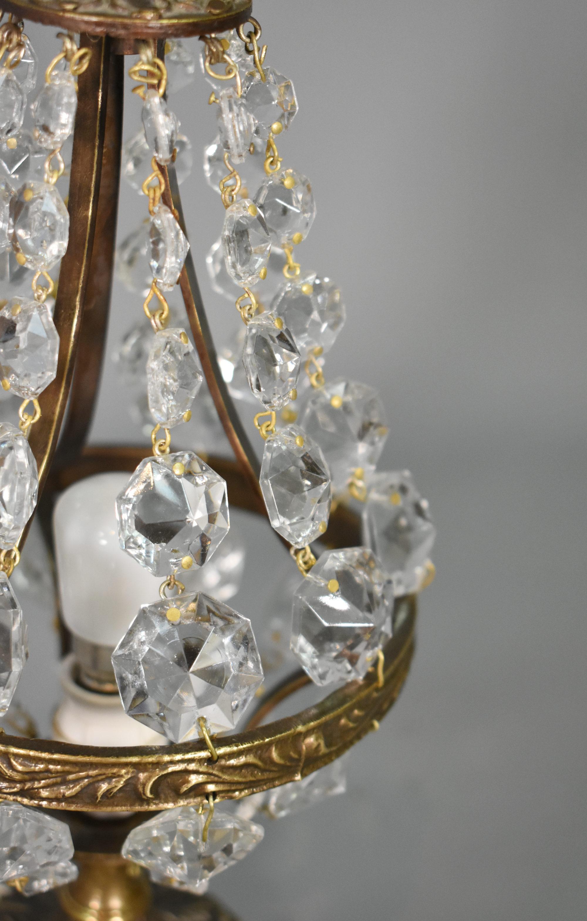Paire de lampes de table en verre taillé du milieu du siècle, style Empire en vente 3