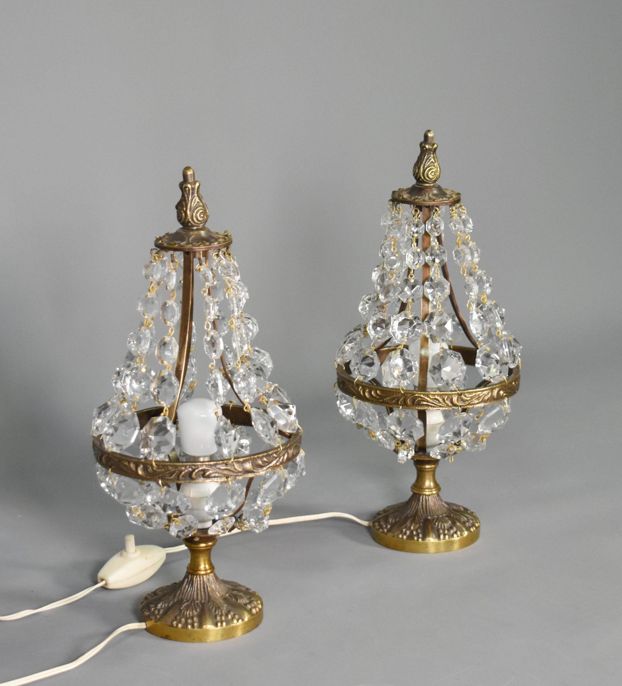 Paire de lampes de table en verre taillé du milieu du siècle, style Empire 

Paire de lampes de table assorties en verre taillé français, avec des rangées en cascade de verre finement taillé, formant élégamment la forme d'une montgolfière. 

Le