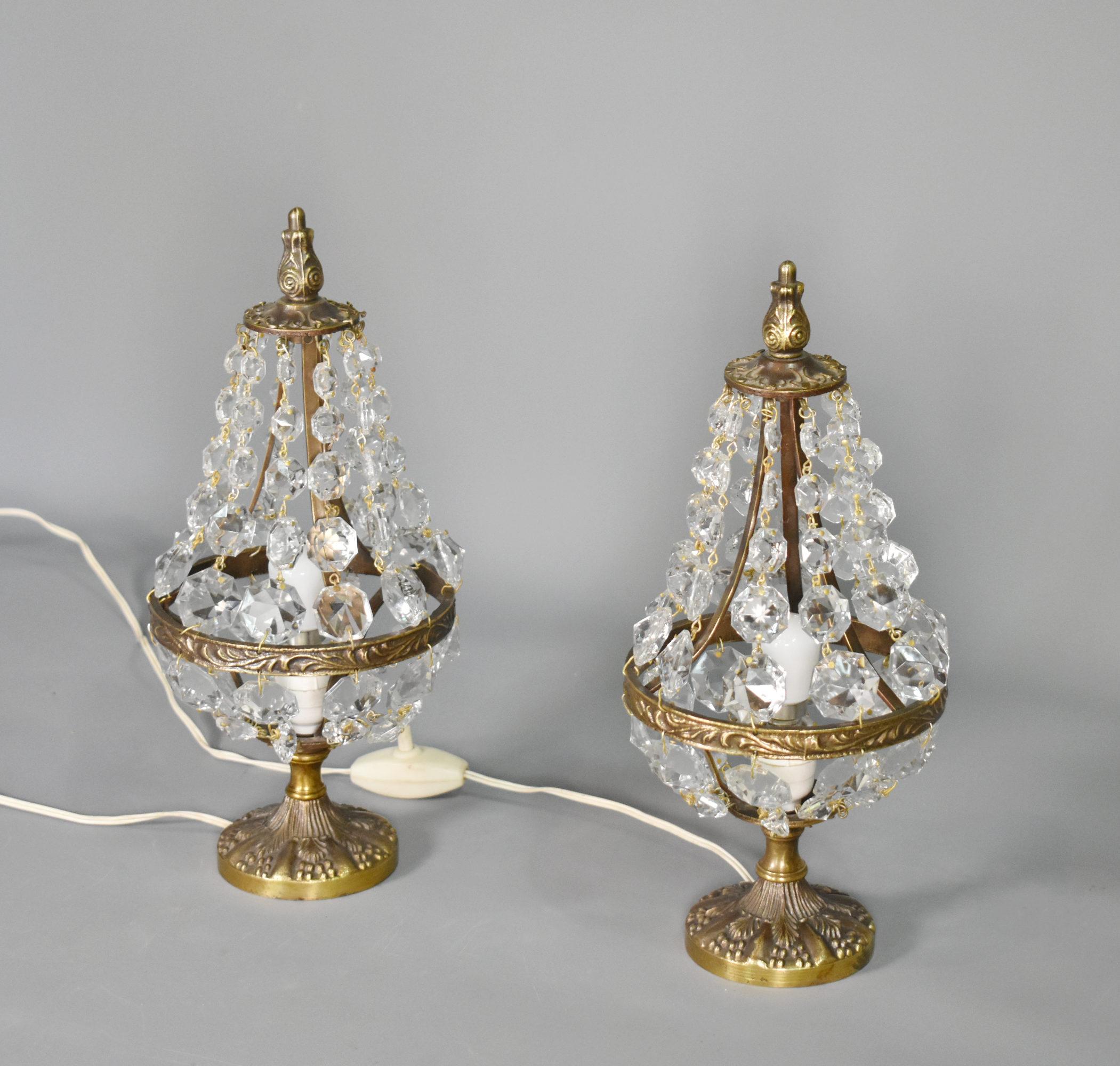Mid-Century Modern Paire de lampes de table en verre taillé du milieu du siècle, style Empire en vente
