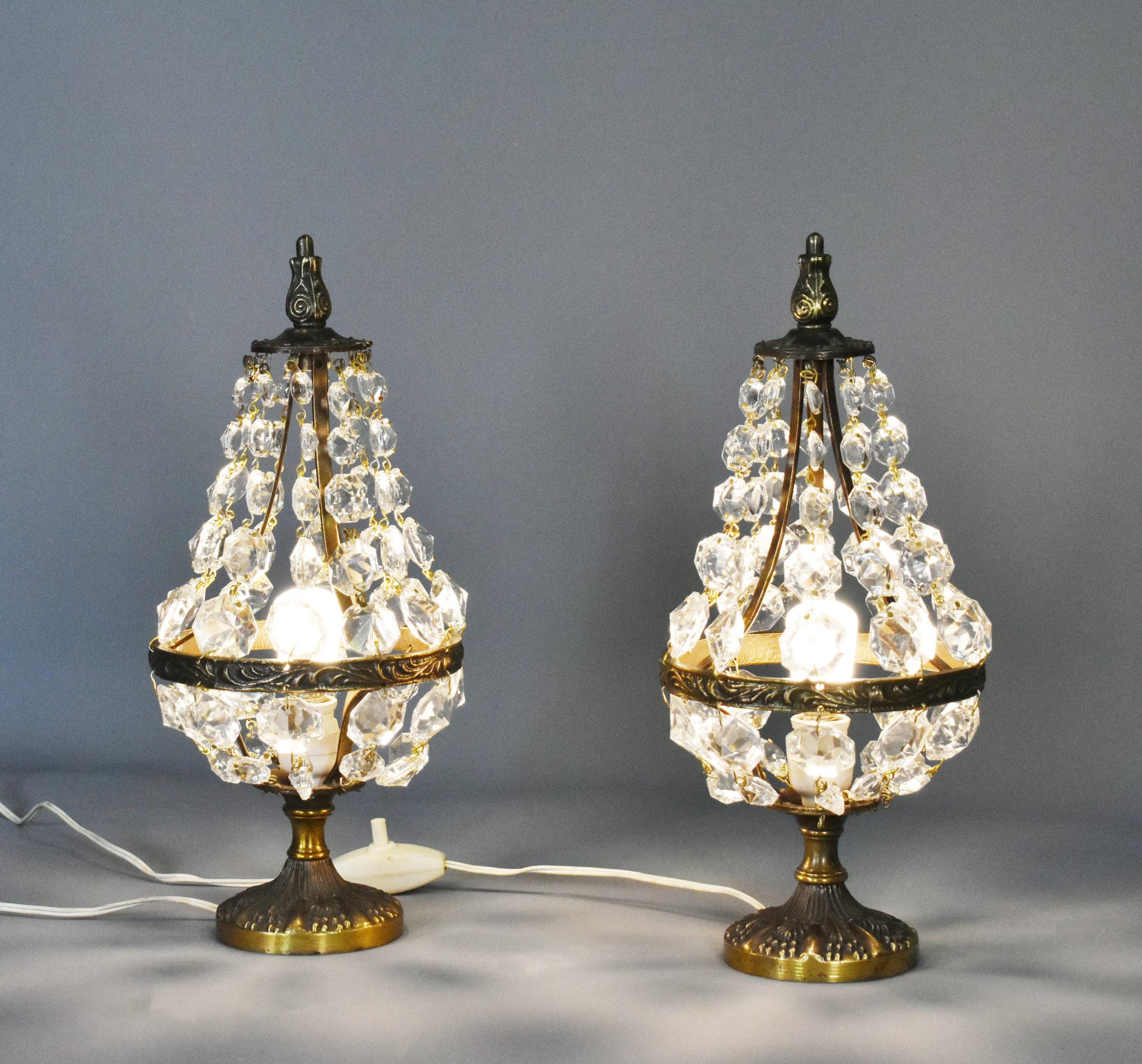 Français Paire de lampes de table en verre taillé du milieu du siècle, style Empire en vente