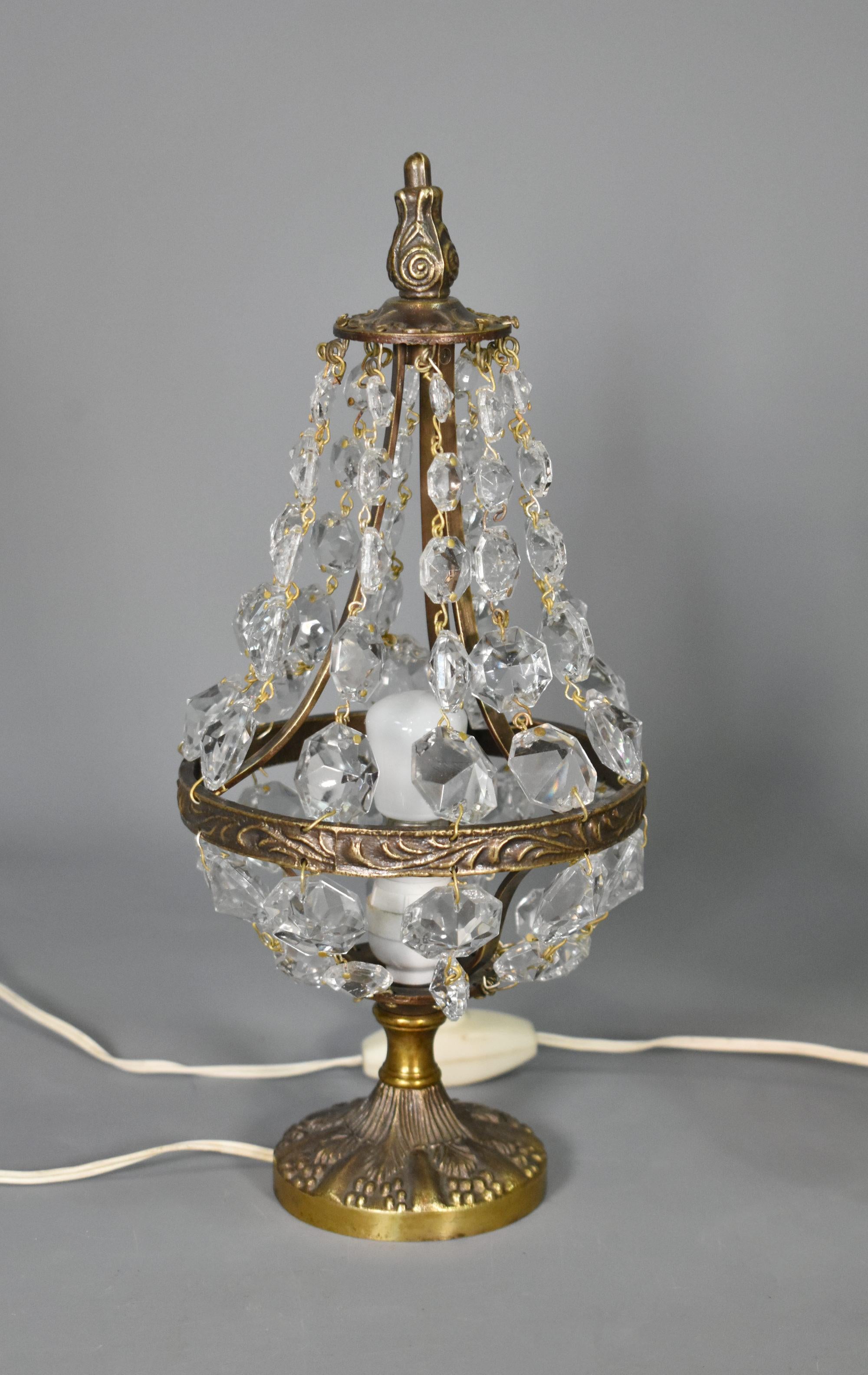 20ième siècle Paire de lampes de table en verre taillé du milieu du siècle, style Empire en vente
