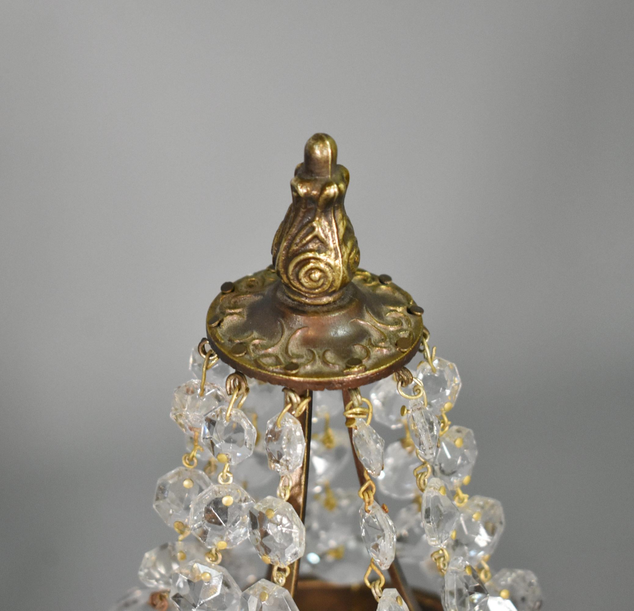 Laiton Paire de lampes de table en verre taillé du milieu du siècle, style Empire en vente