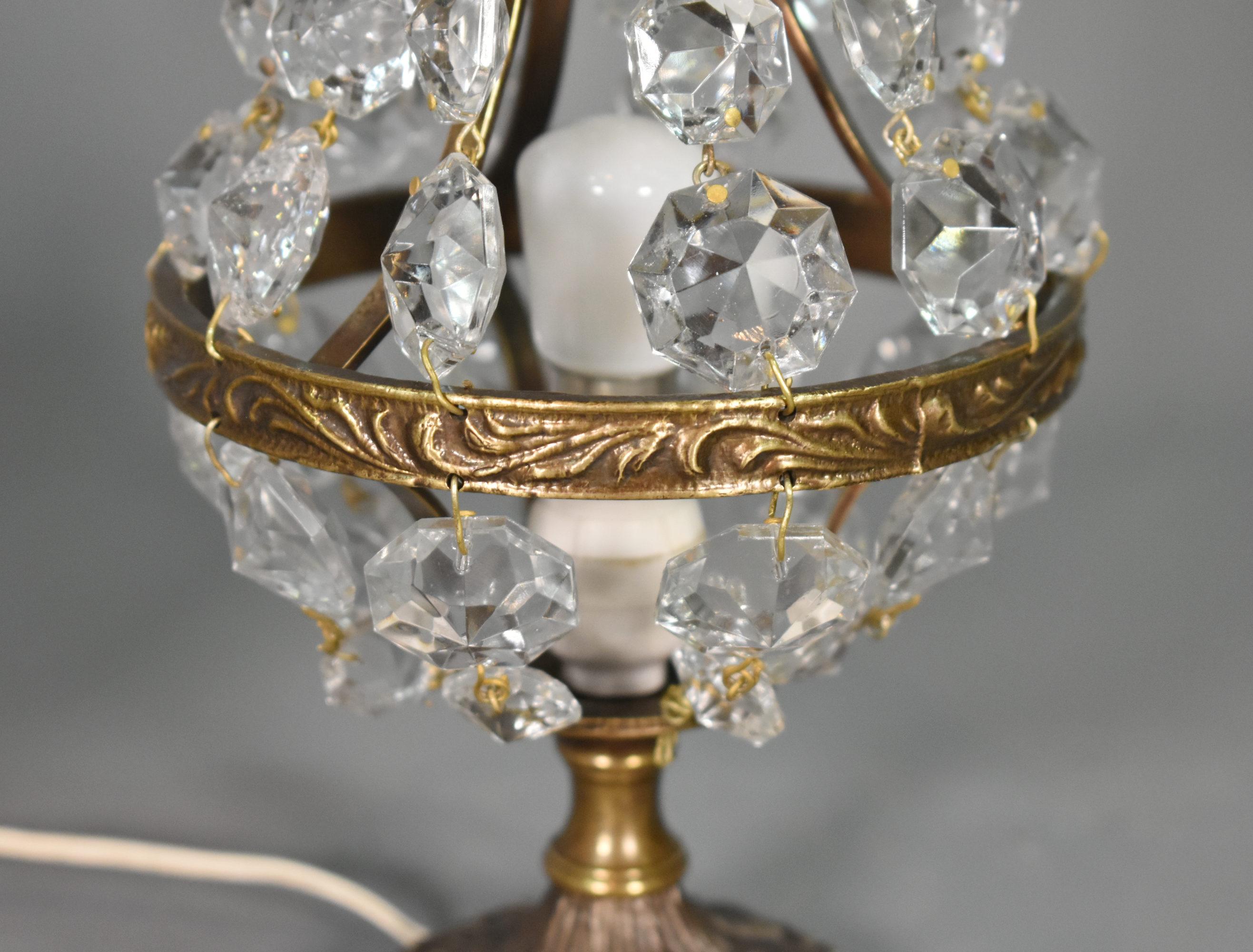 Paire de lampes de table en verre taillé du milieu du siècle, style Empire en vente 1