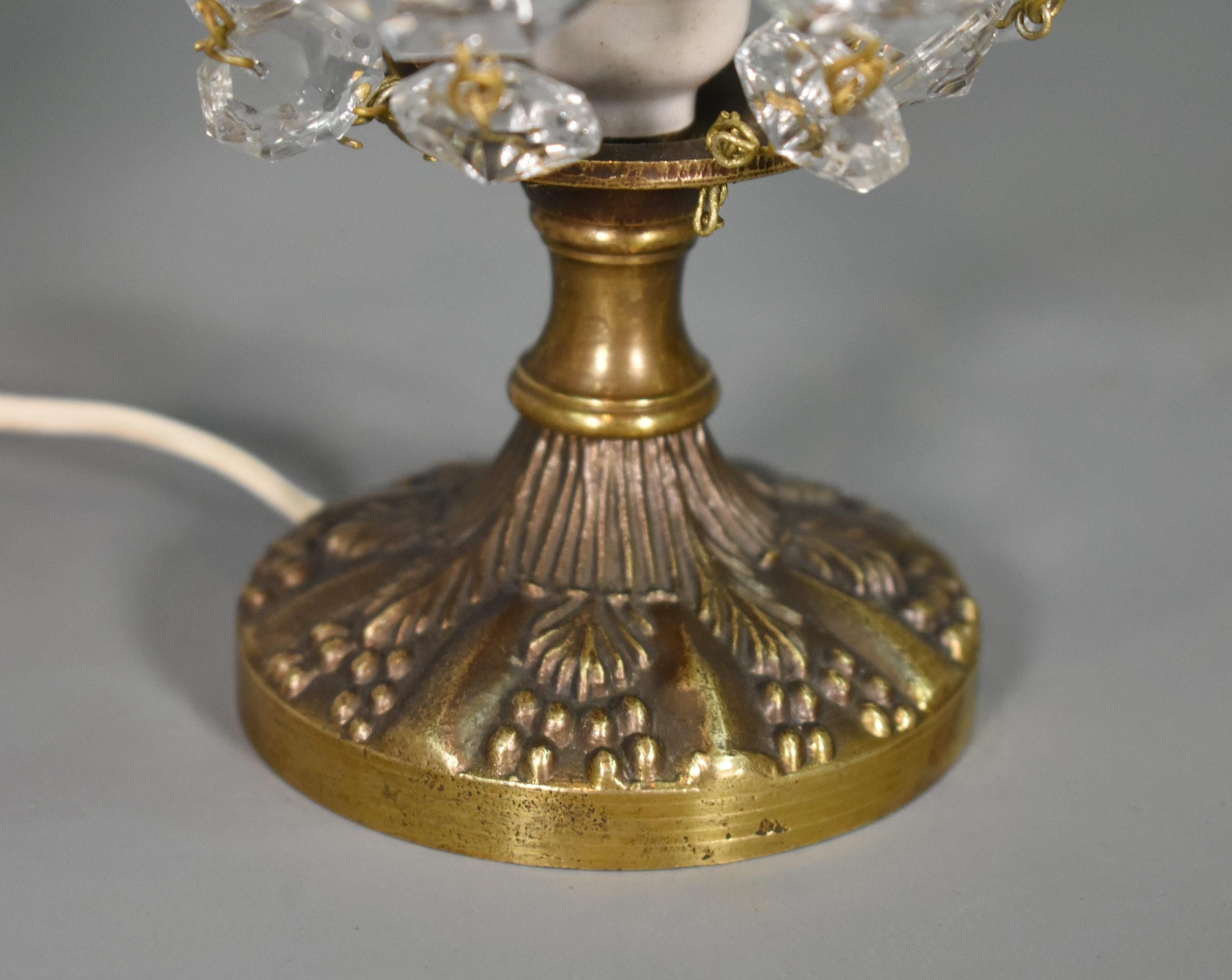 Paire de lampes de table en verre taillé du milieu du siècle, style Empire en vente 2