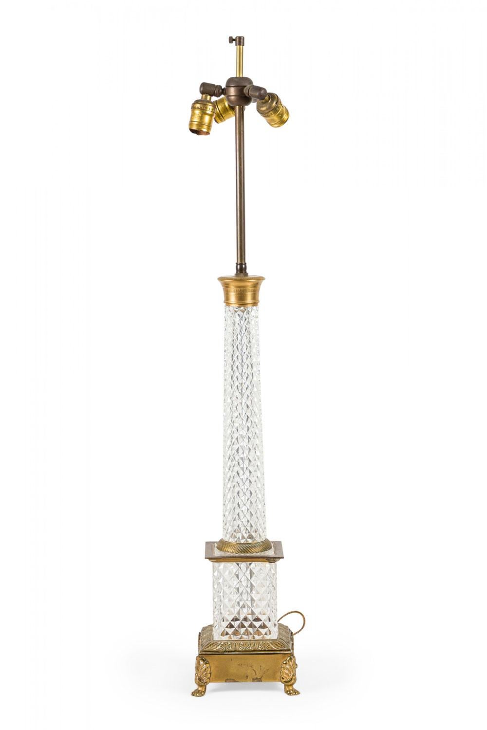 Pärchen französischer Tischlampen im Charles-X-Stil (2. Quartal 20. Jahrhundert) aus geschliffenem Kristall mit Säulenkörper auf einem quadratischen Messingsockel. (PREISANGABE ALS PAAR)

Wird ohne Schirme geliefert.