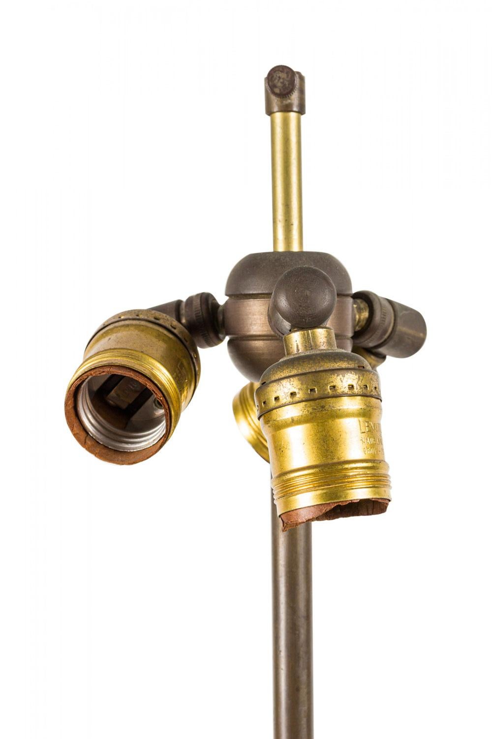 Paar französische Säulen-Tischlampen mit Diamantschliff aus der Mitte des Jahrhunderts (20. Jahrhundert) im Angebot