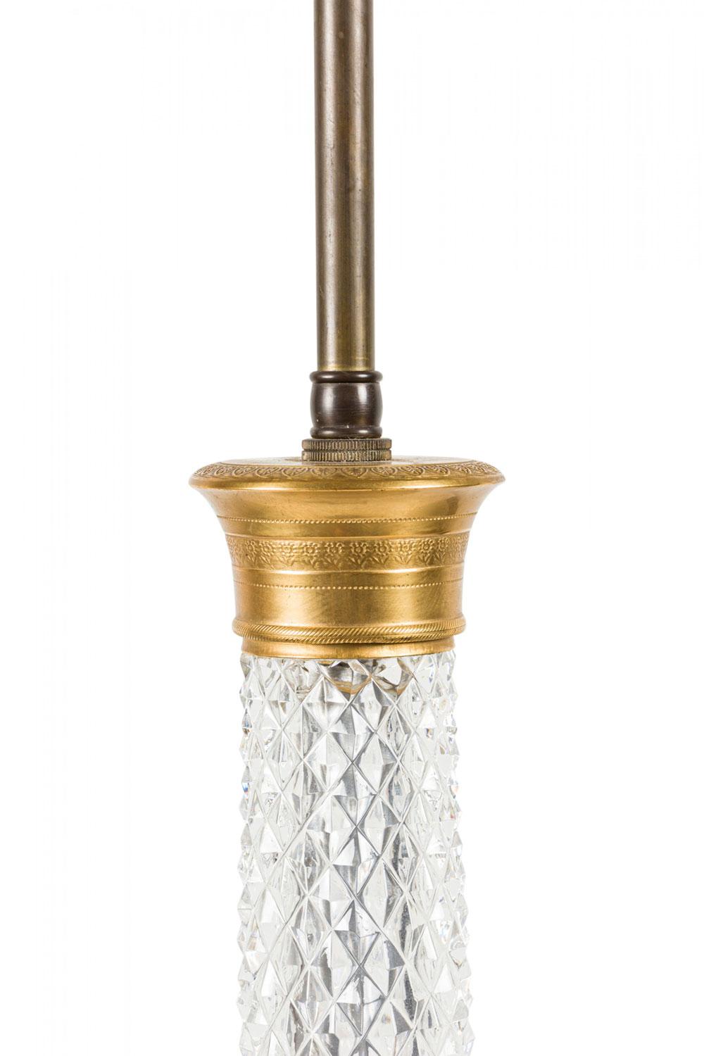 Paar französische Säulen-Tischlampen mit Diamantschliff aus der Mitte des Jahrhunderts (Messing) im Angebot