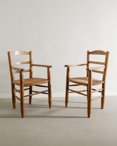 Pareja de sillones de comedor franceses de madera de olmo y ratán de paja, años 50