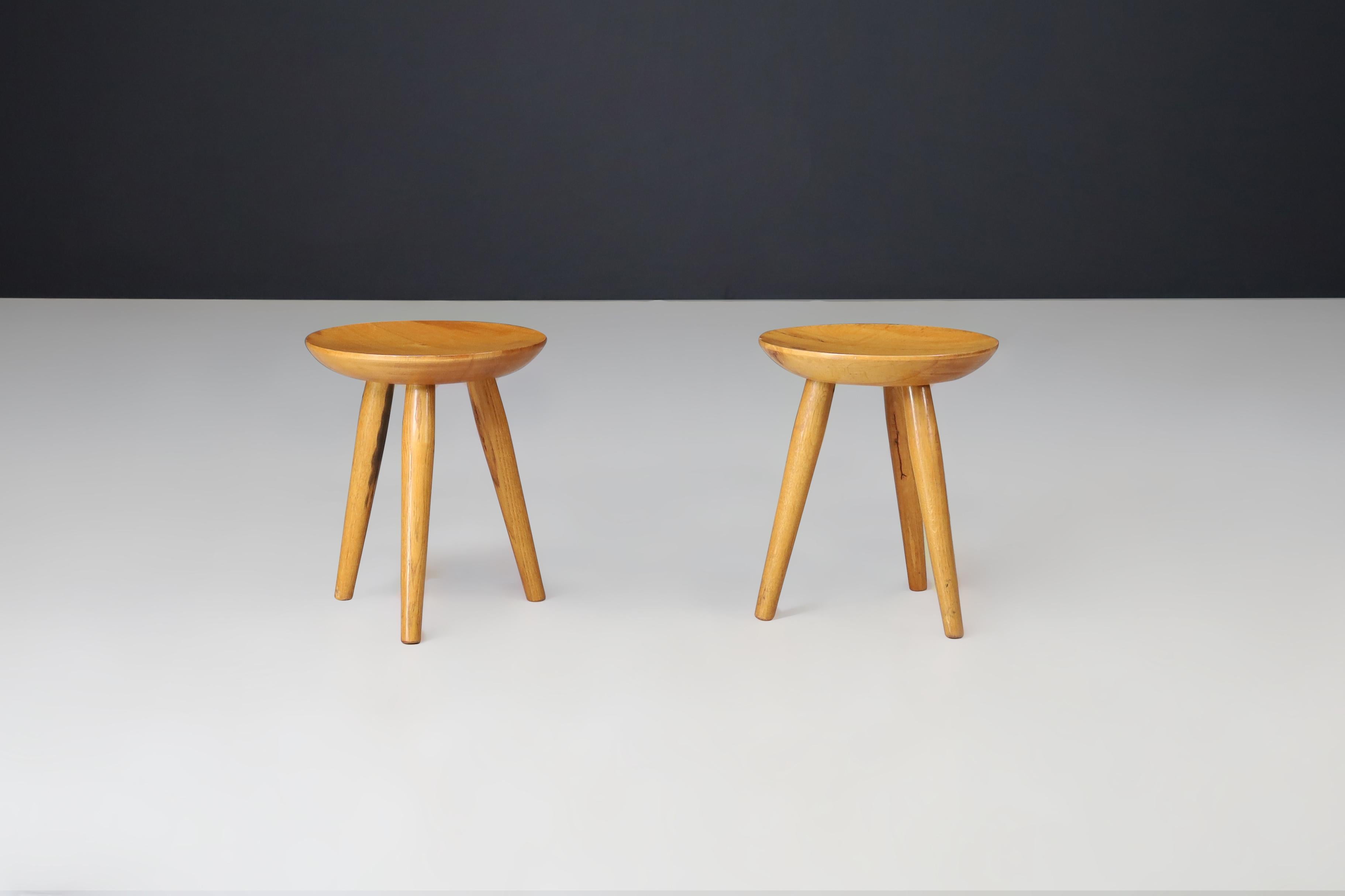 Mid-Century Modern Paire de tabourets en bois d'orme du milieu du siècle - France, années 1950 en vente