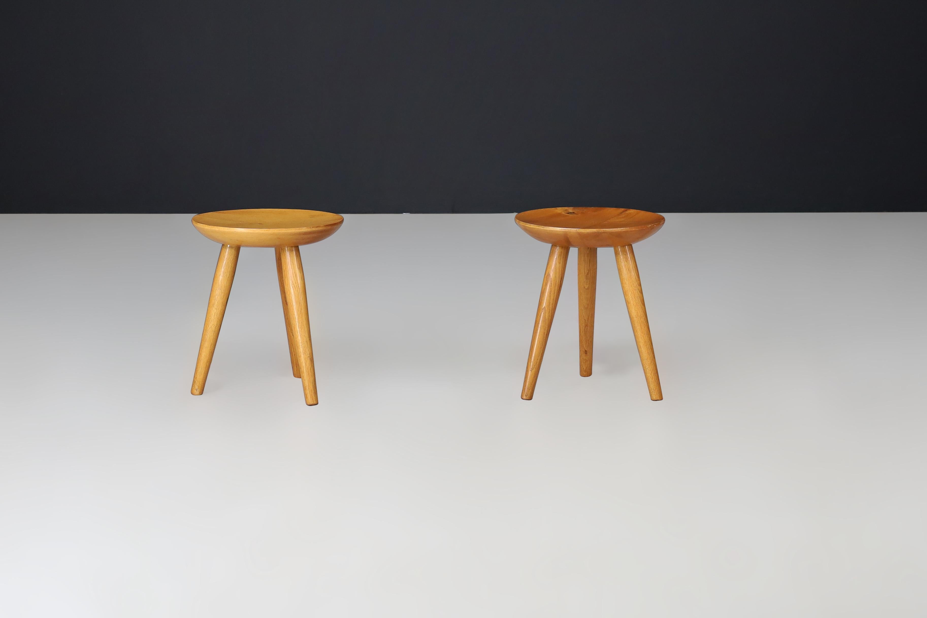 Français Paire de tabourets en bois d'orme du milieu du siècle - France, années 1950 en vente