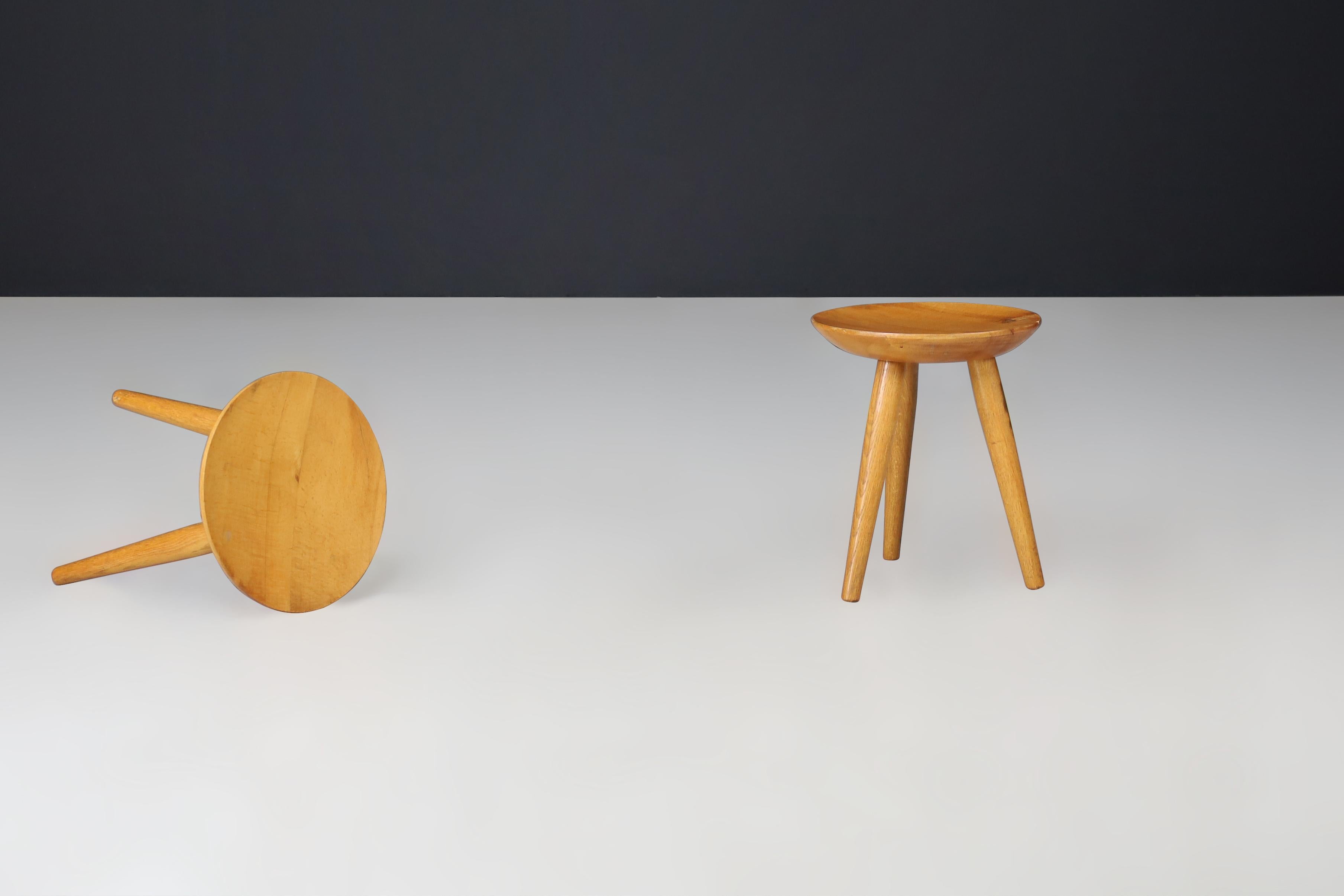 20ième siècle Paire de tabourets en bois d'orme du milieu du siècle - France, années 1950 en vente