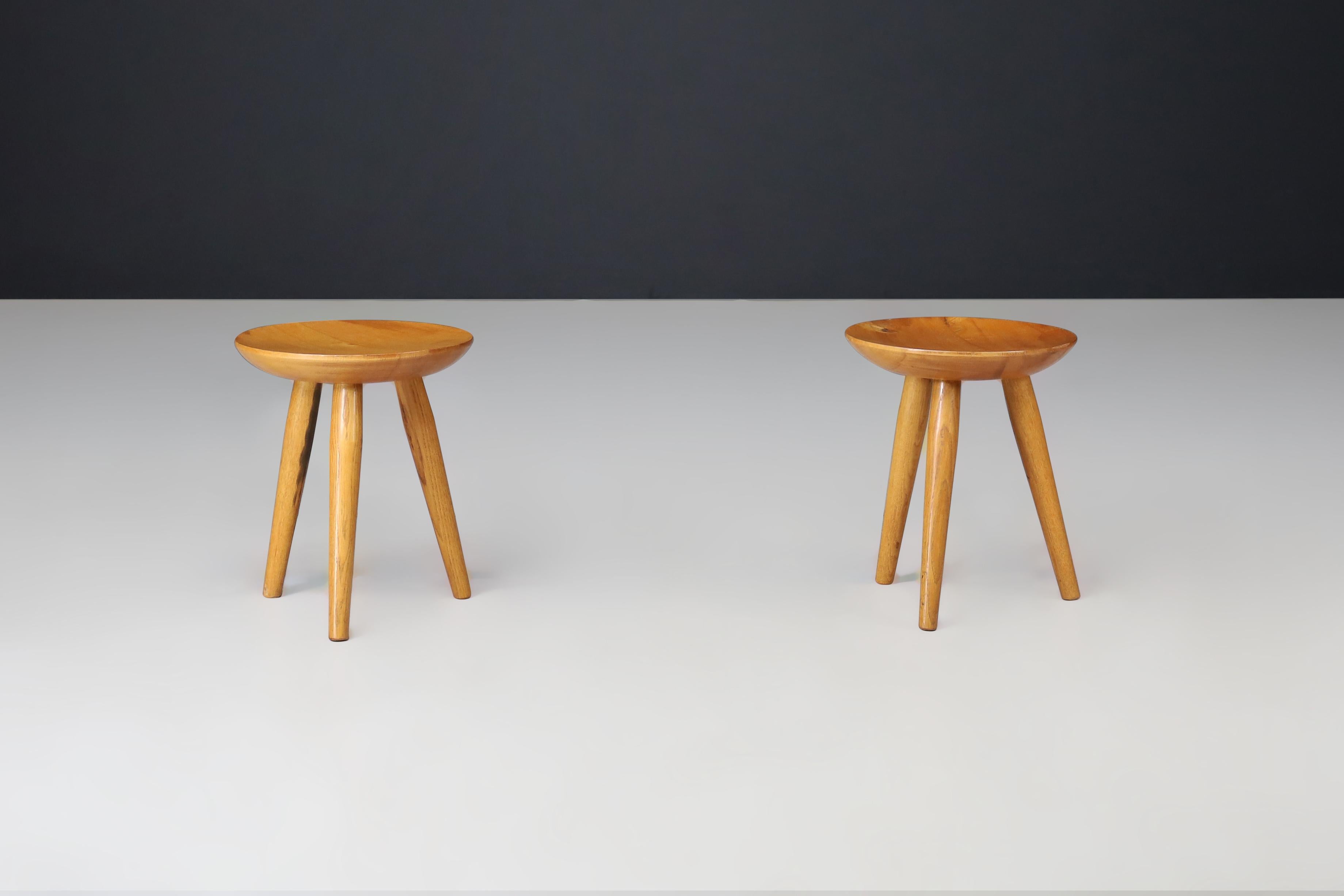Paire de tabourets en bois d'orme du milieu du siècle - France, années 1950 en vente 1