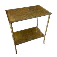 Paire de tables d'appoint françaises du milieu du siècle dernier en bronze doré et verre églomisé