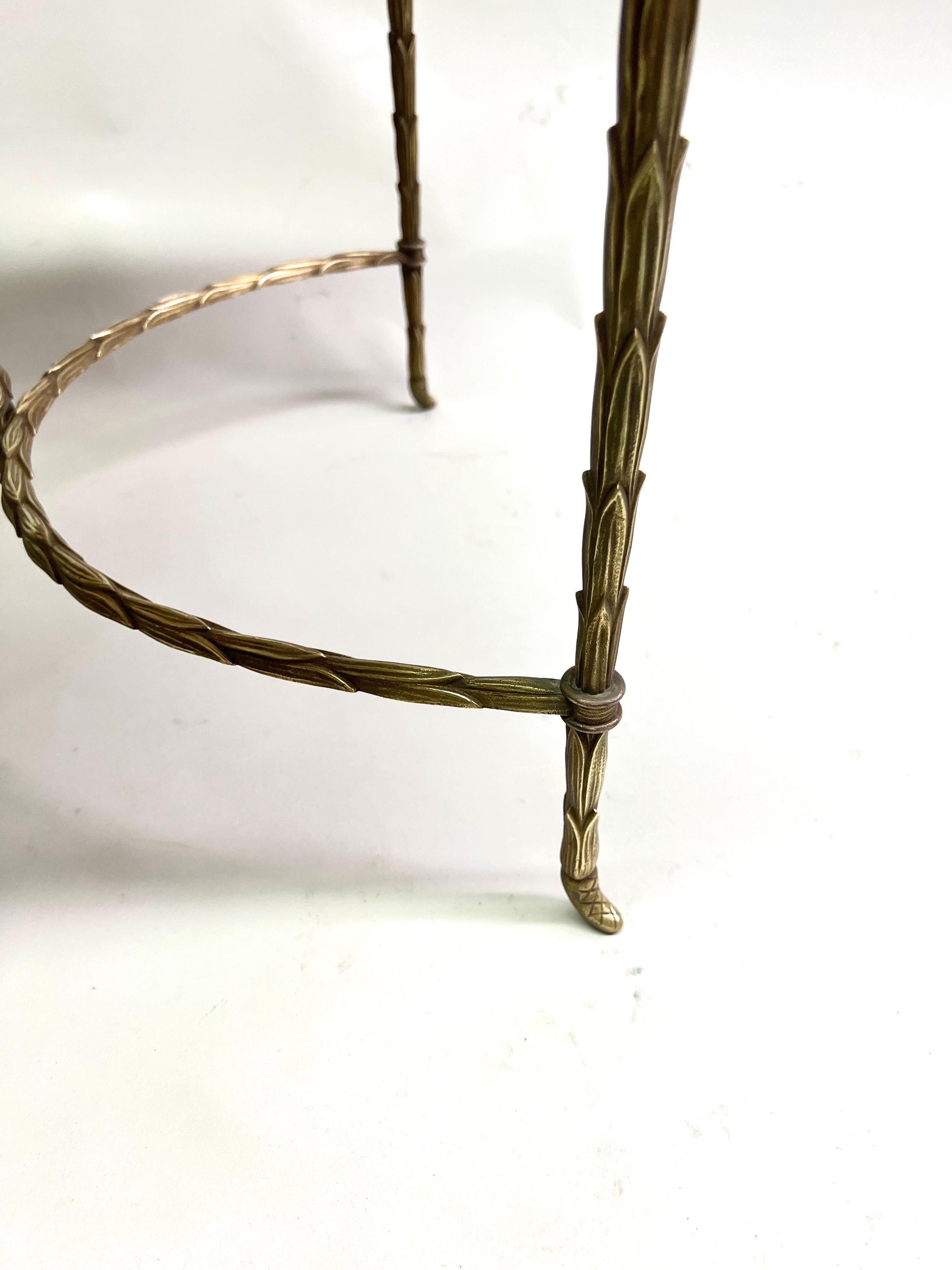 Paar französische Beistelltische aus vergoldeter Bronze aus Bambusimitat von Maison Bagues aus der Mitte des Jahrhunderts im Angebot 8
