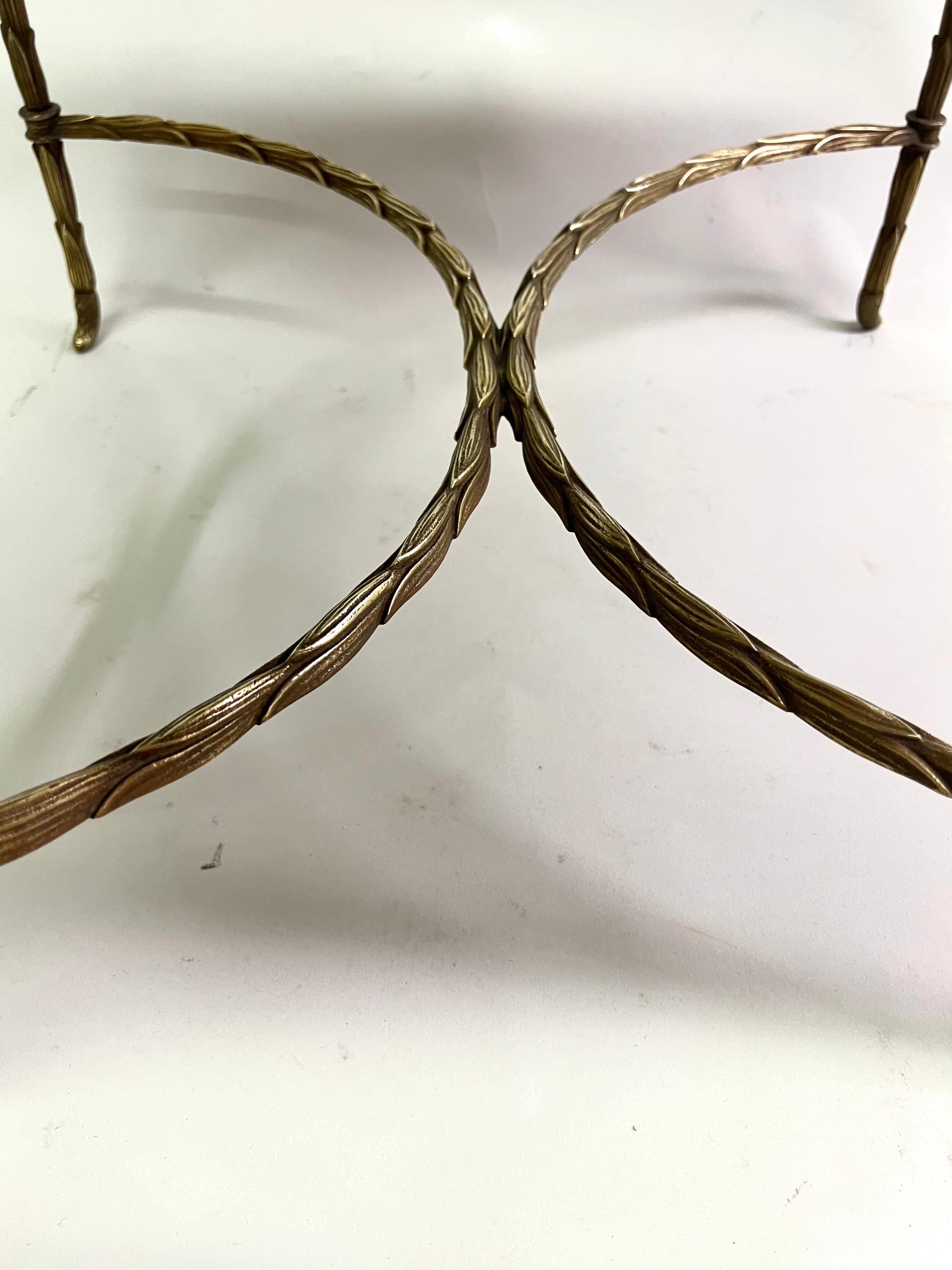Paar französische Beistelltische aus vergoldeter Bronze aus Bambusimitat von Maison Bagues aus der Mitte des Jahrhunderts im Angebot 11