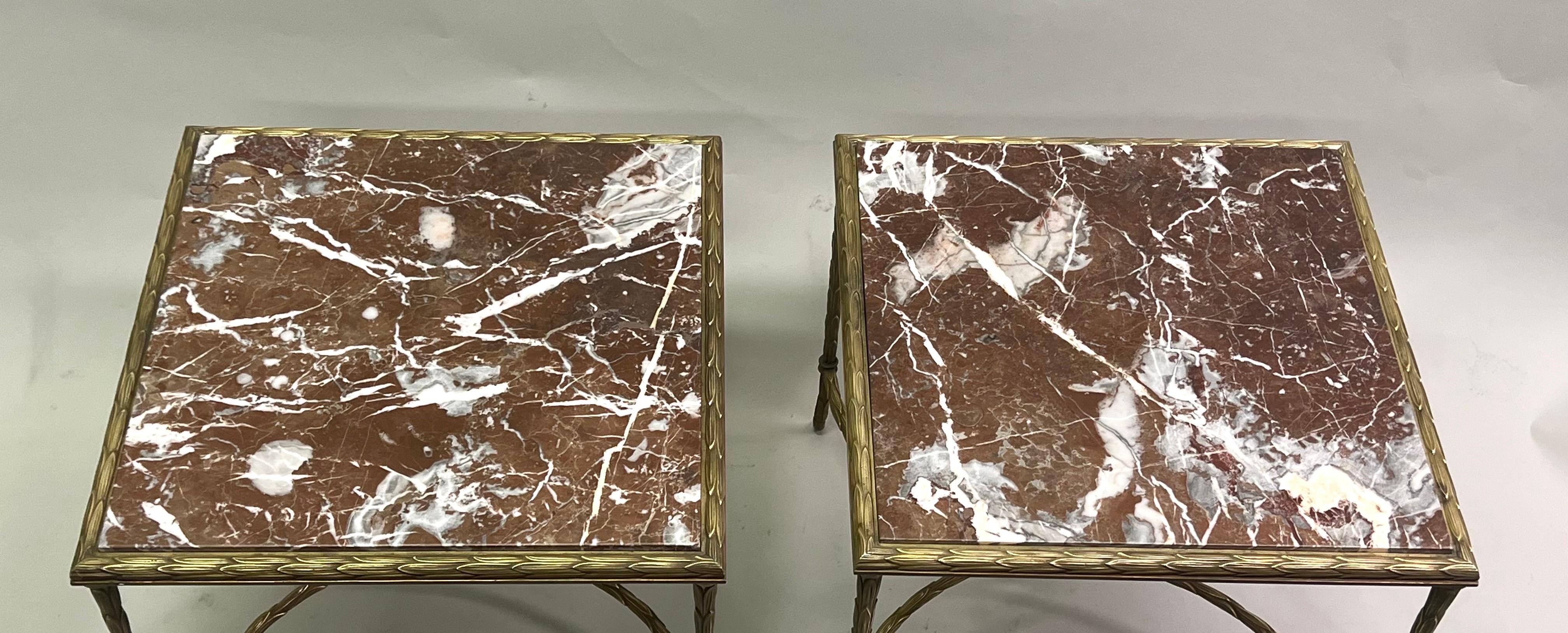 Ein elegantes und zeitloses Paar französischer neoklassischer Beistell- oder Endtische aus vergoldeter Bronze und Marmor von Maison Bagues. Die Tische sind in einer sinnlichen und seltenen Bagues-Form gestaltet, die ein Paar gekrümmter,