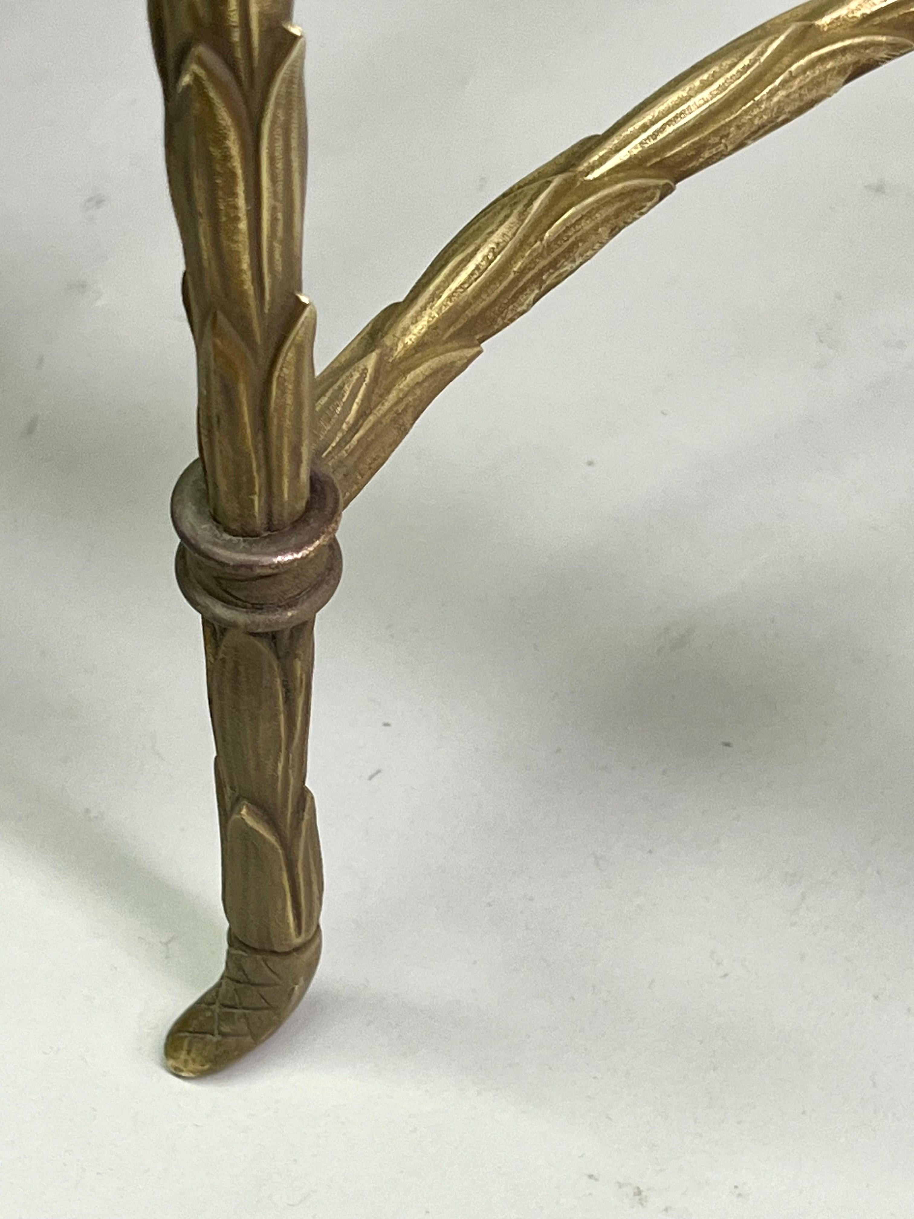 Paar französische Beistelltische aus vergoldeter Bronze aus Bambusimitat von Maison Bagues aus der Mitte des Jahrhunderts im Angebot 12