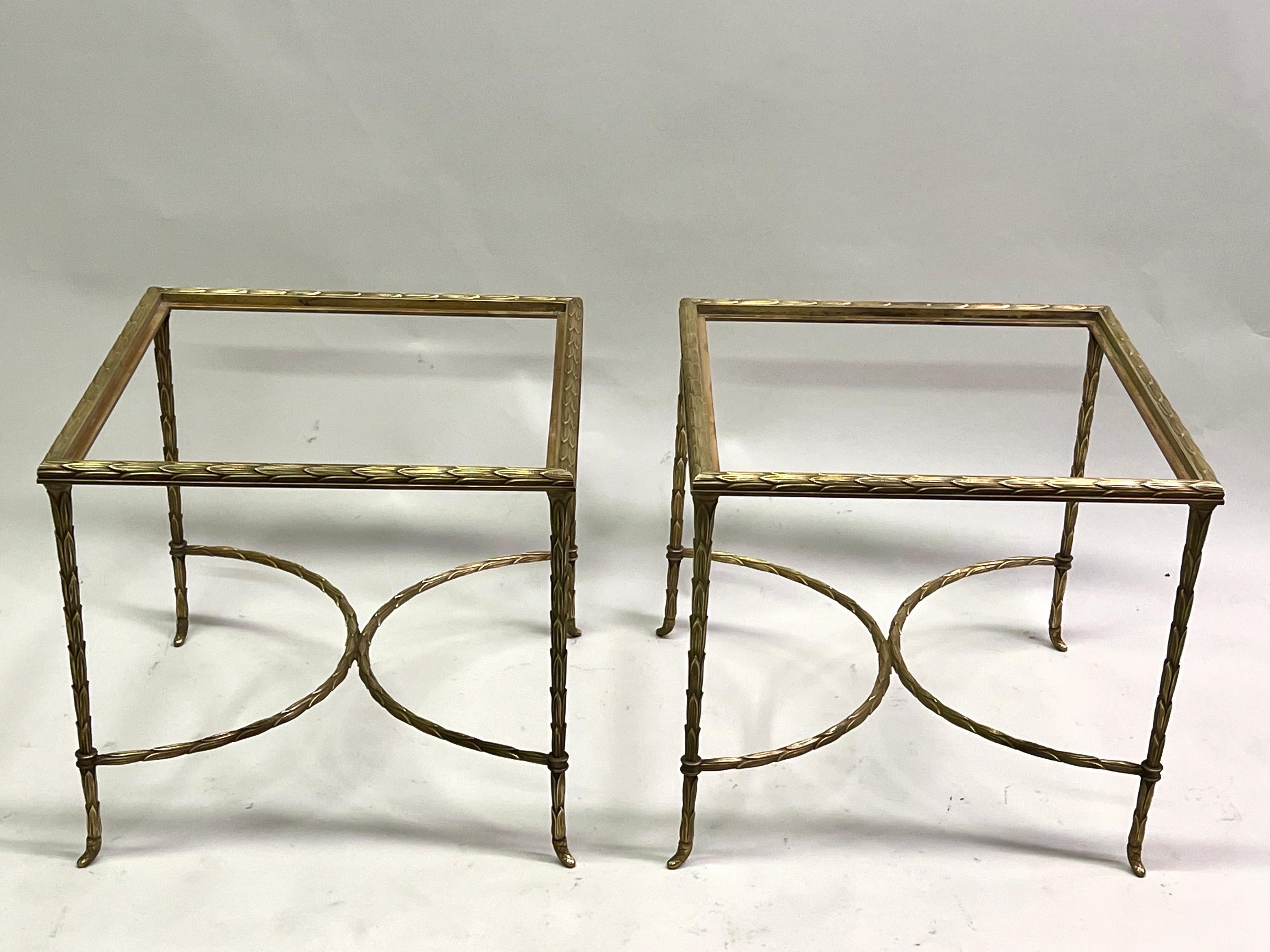 Paar französische Beistelltische aus vergoldeter Bronze aus Bambusimitat von Maison Bagues aus der Mitte des Jahrhunderts (Französisch) im Angebot