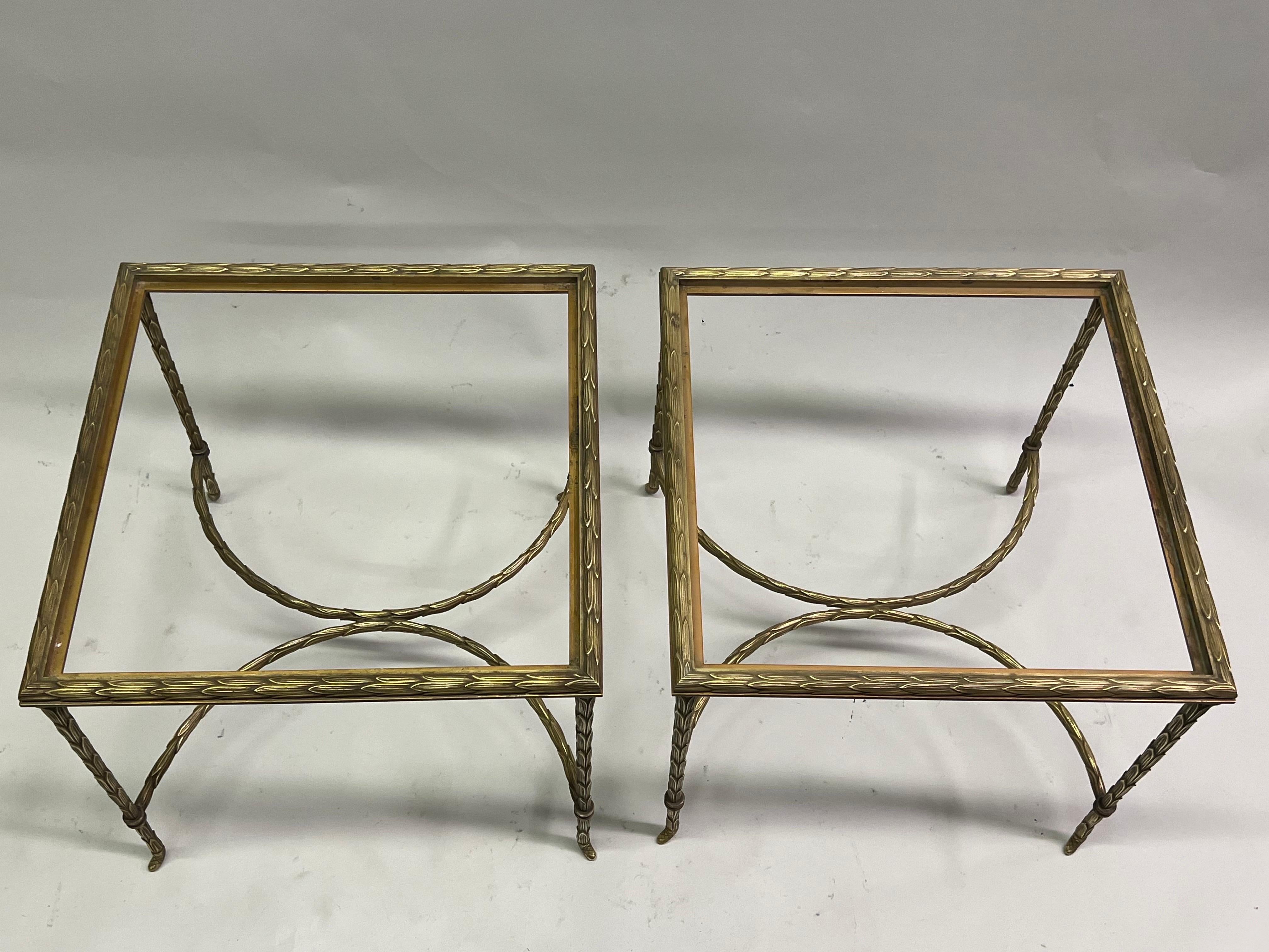 Paar französische Beistelltische aus vergoldeter Bronze aus Bambusimitat von Maison Bagues aus der Mitte des Jahrhunderts (Gegossen) im Angebot