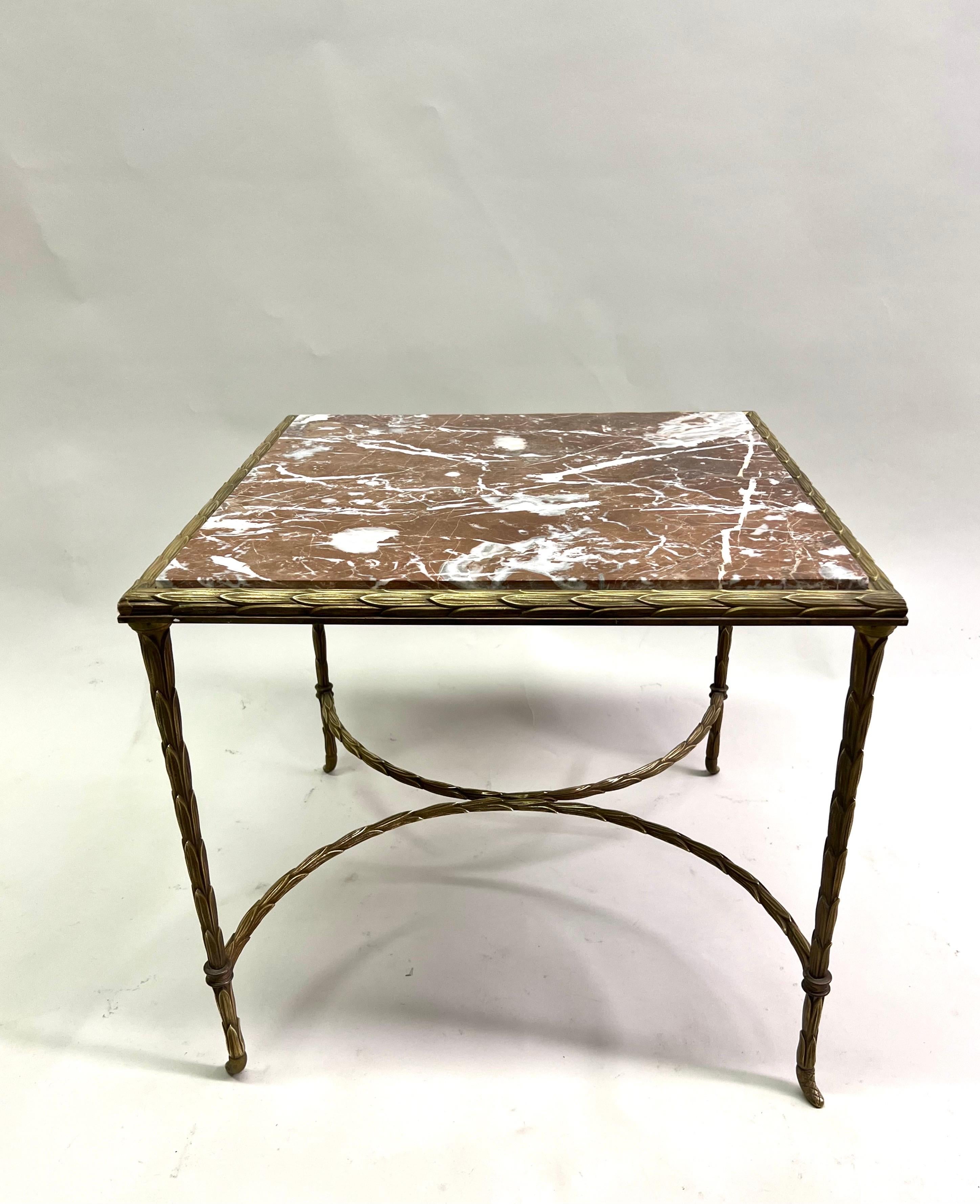 Paar französische Beistelltische aus vergoldeter Bronze aus Bambusimitat von Maison Bagues aus der Mitte des Jahrhunderts (Marmor) im Angebot