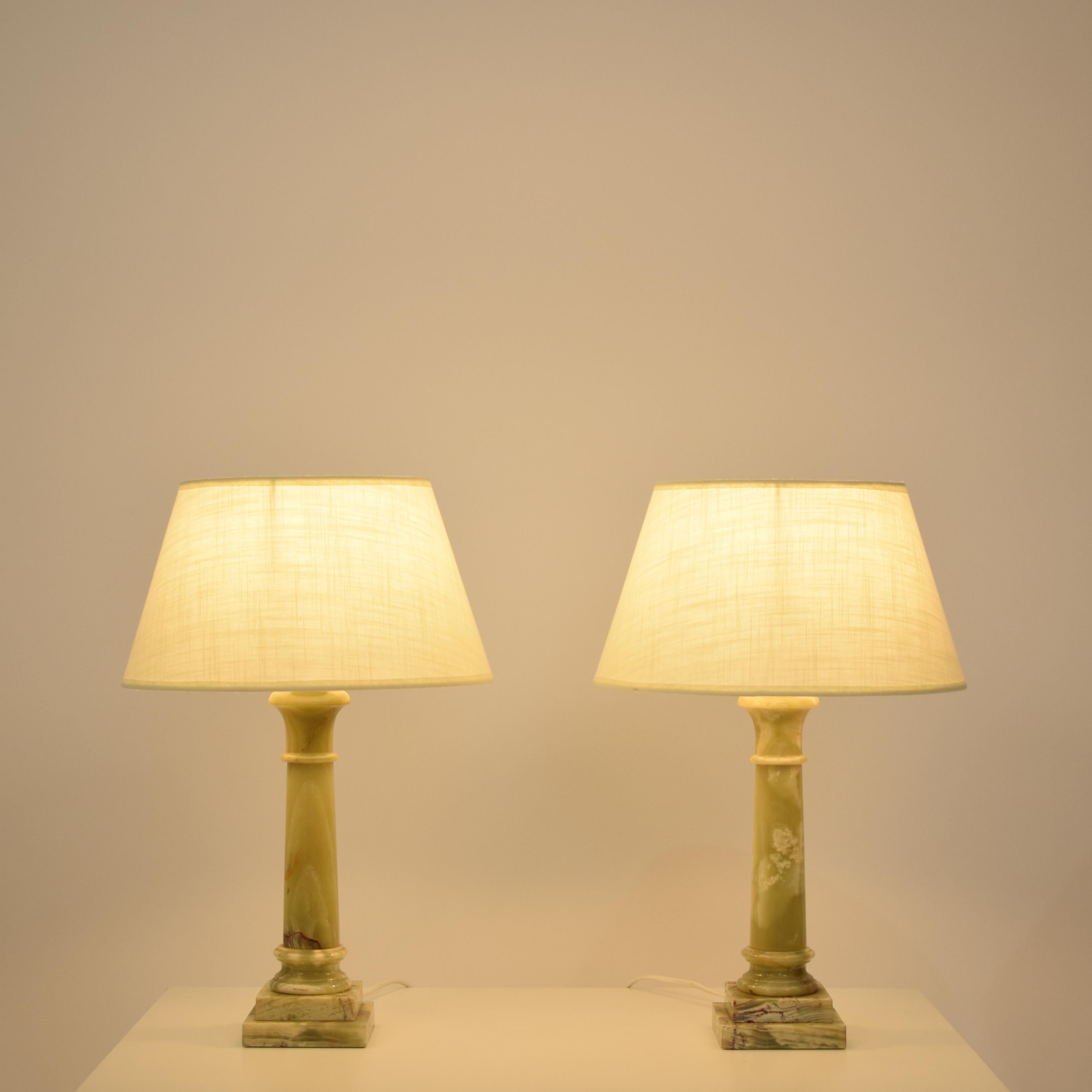 This pair of midcentury green alabaster table lamps where made in the 1970s.
They come with two Lampe shades.
A beautiful pair for every kind of interior like vintage, midcentury, antique or modern.
With the shades the are each 45cm high and 30cm