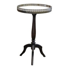 Paire de guéridons français du milieu du siècle dernier avec galerie en bronze et plateau en marbre