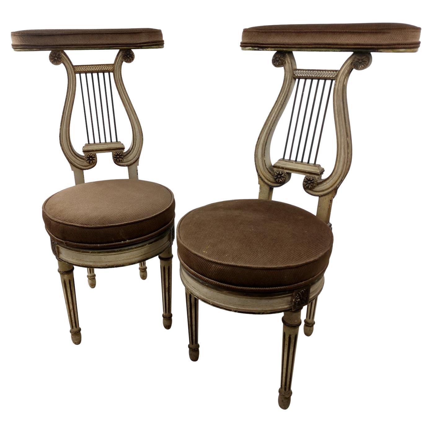 Fabulosa pareja de sillas de pelea de gallos neoclásicas con respaldo de lira y asiento giratorio. Pintado a mano con varillas de bronce en la lira. La altura del asiento es de 19 pulgadas.