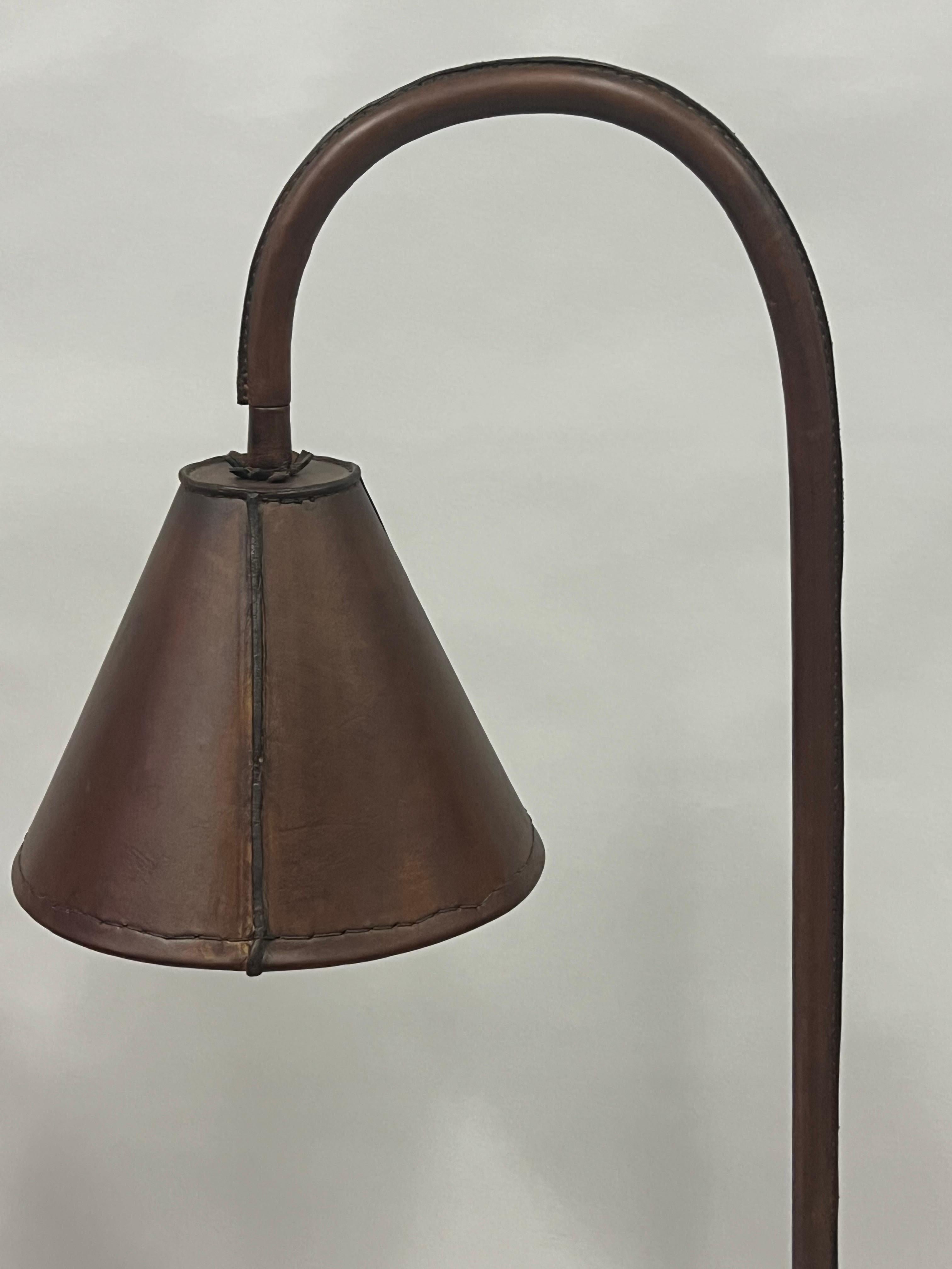 Paire de lampadaires français du milieu du siècle en cuir cousu à la main par Jacques Adnet en vente 2