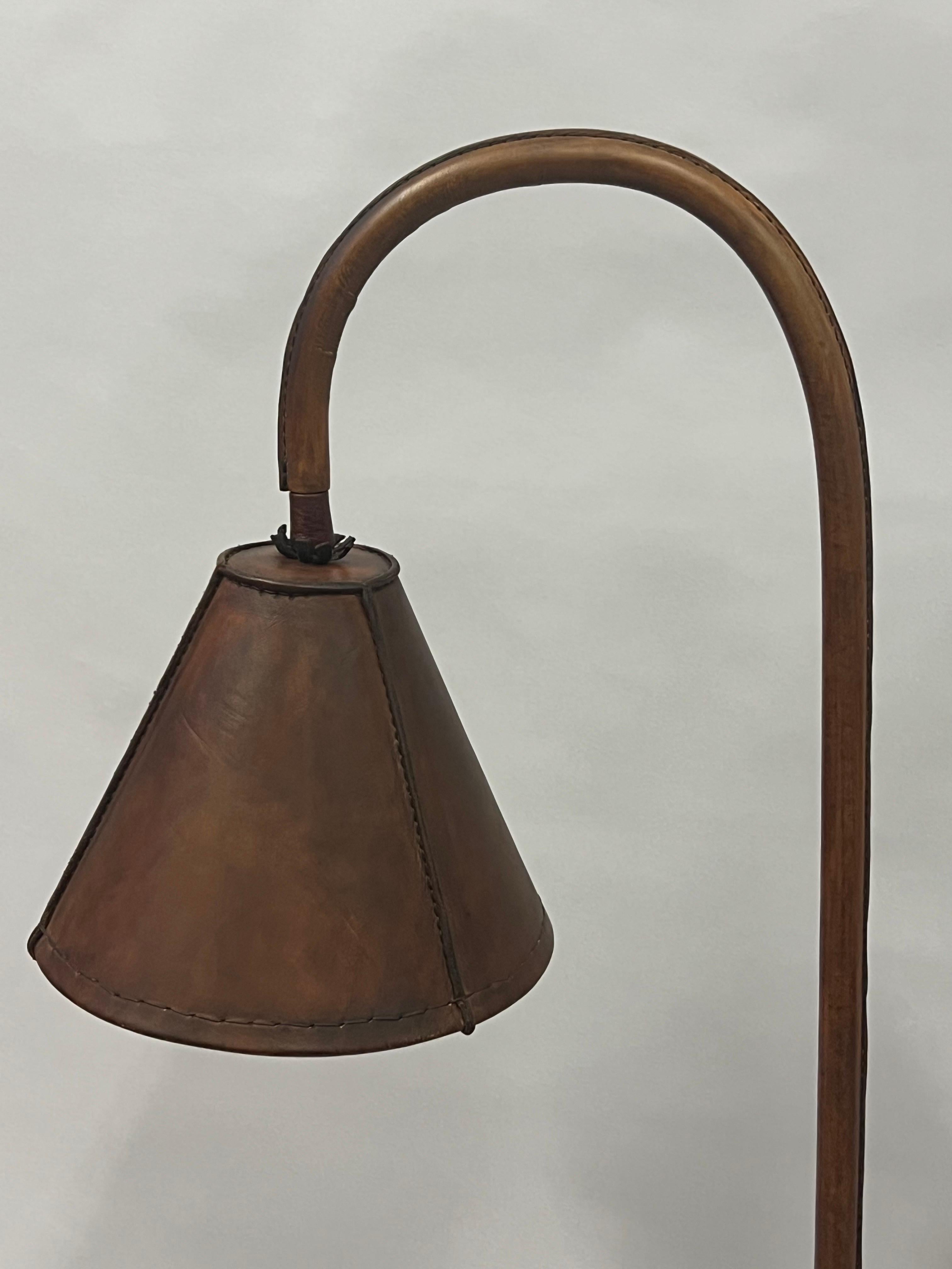 Paire de lampadaires français du milieu du siècle en cuir cousu à la main par Jacques Adnet en vente 3