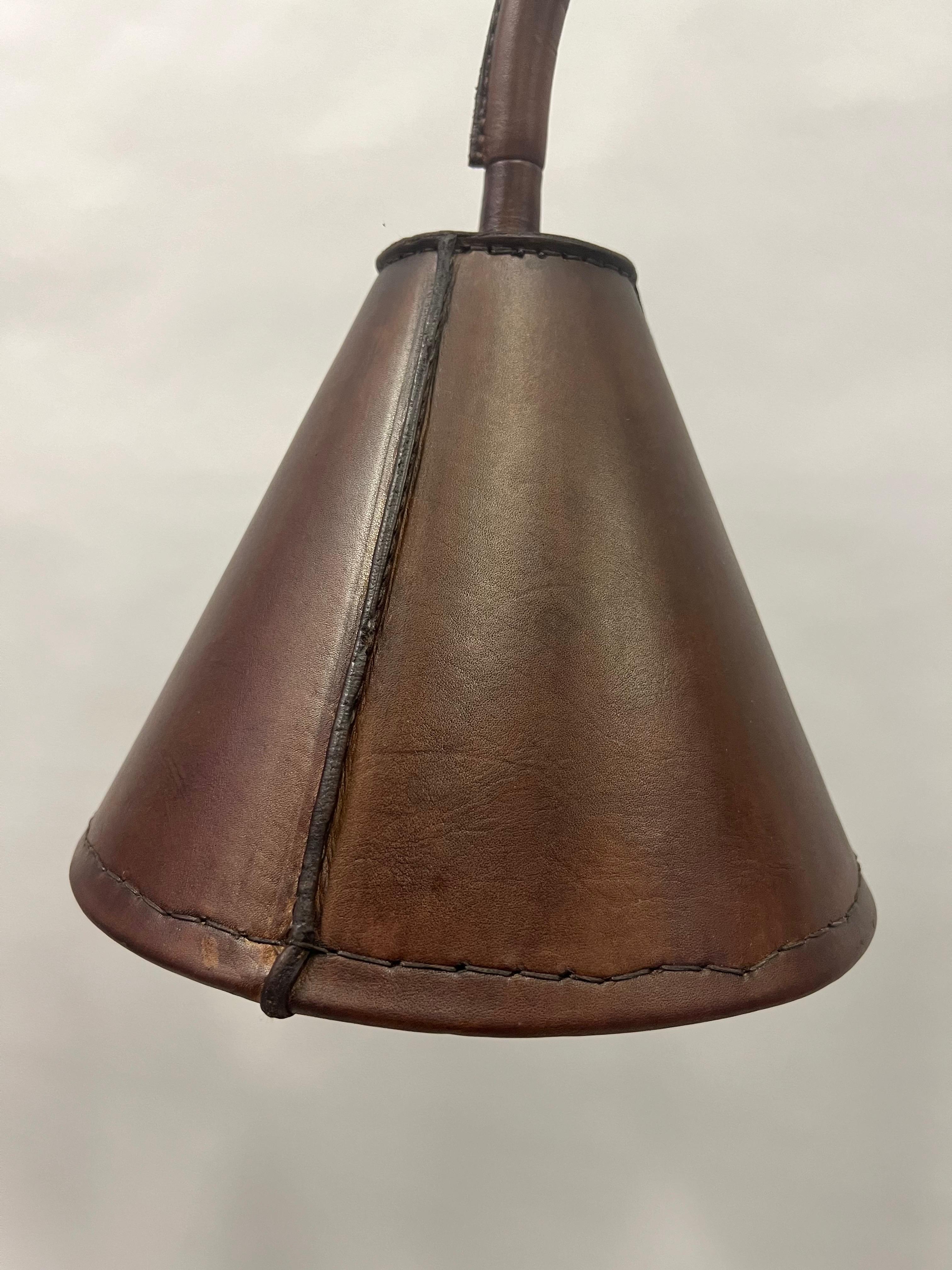 Paire de lampadaires français du milieu du siècle en cuir cousu à la main par Jacques Adnet en vente 4