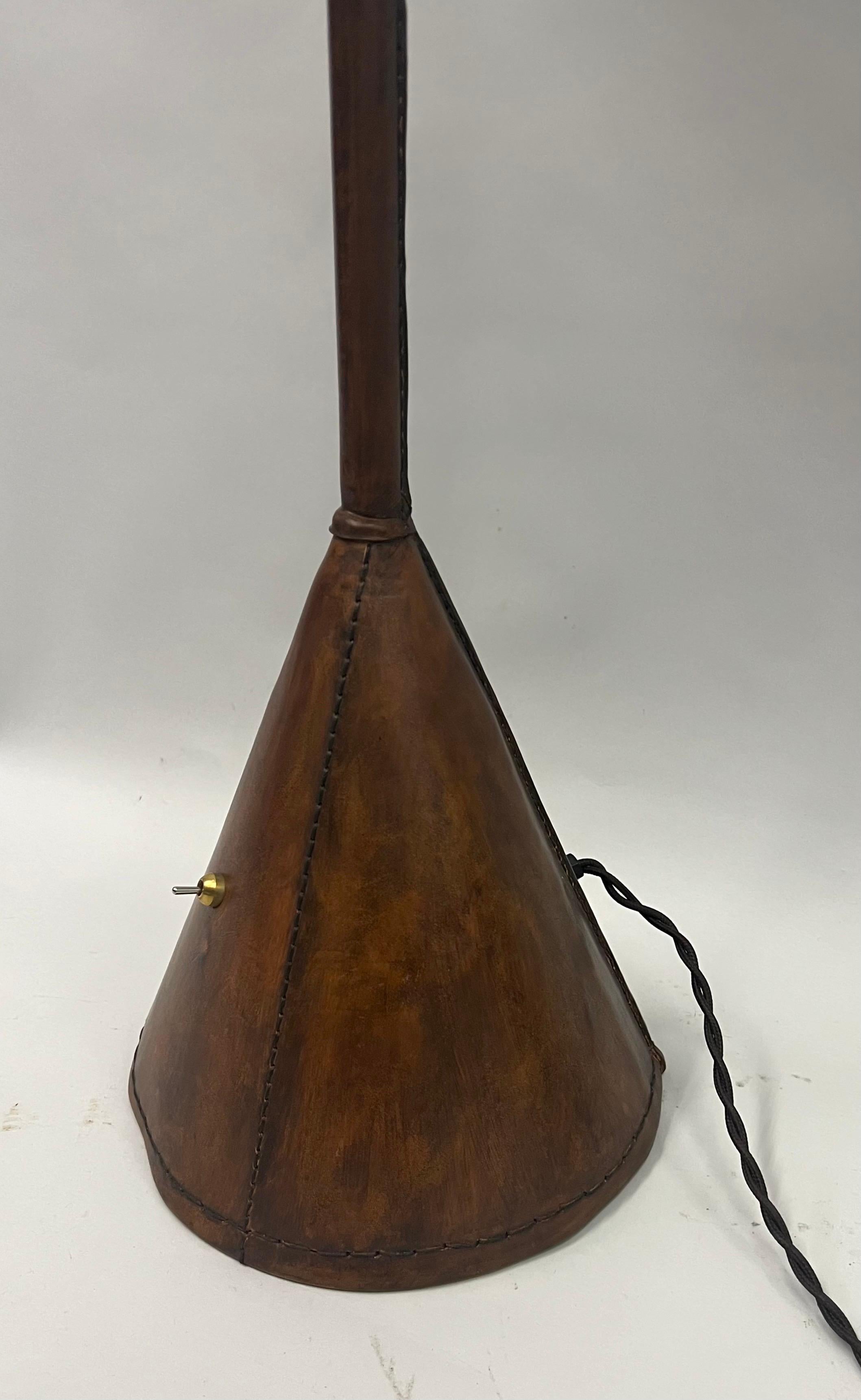 Paire de lampadaires français du milieu du siècle en cuir cousu à la main par Jacques Adnet en vente 9