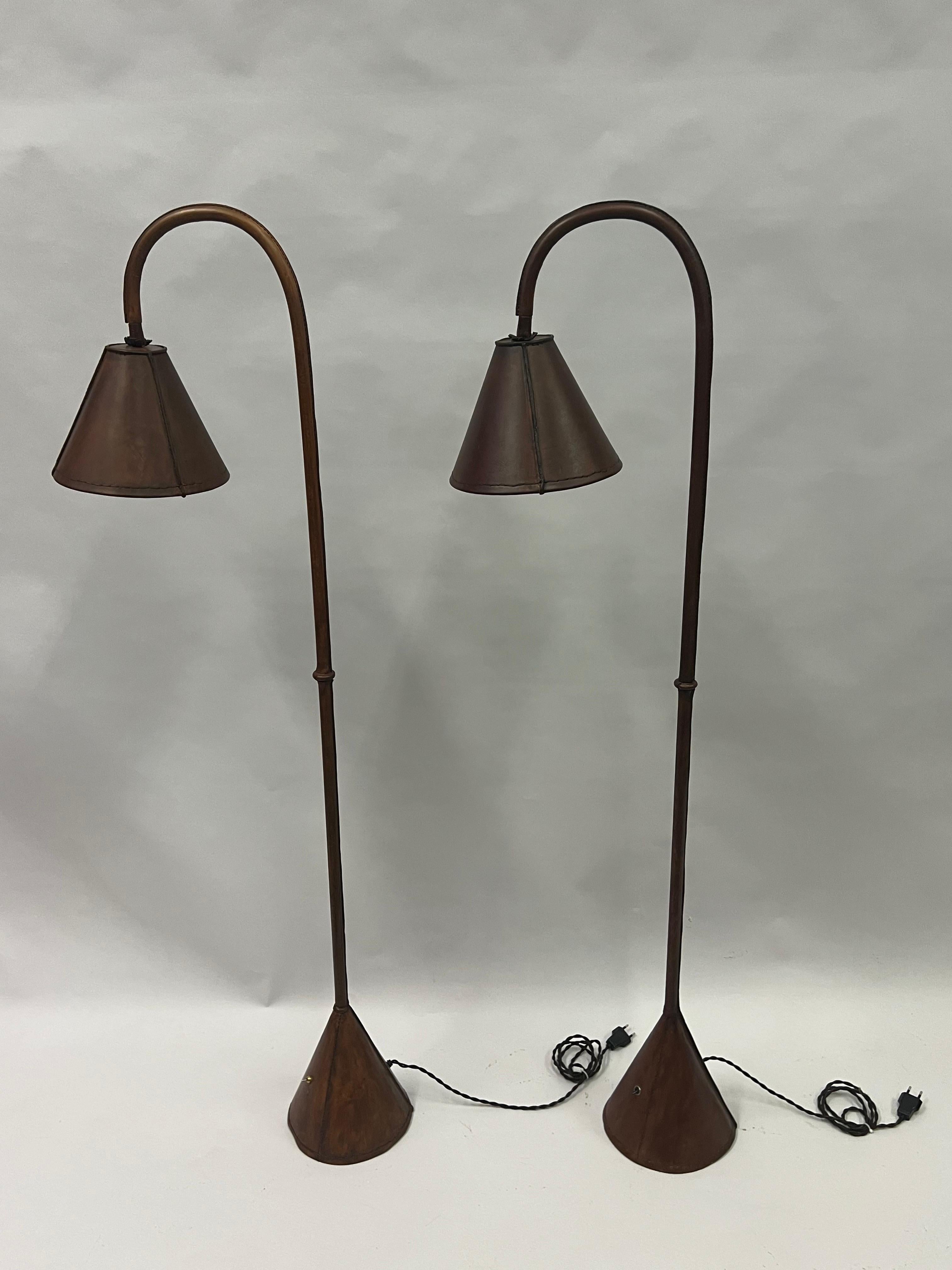 Paar französische Stehlampen aus handgenähtem Leder von Jacques Adnet aus der Mitte des Jahrhunderts (Französisch) im Angebot