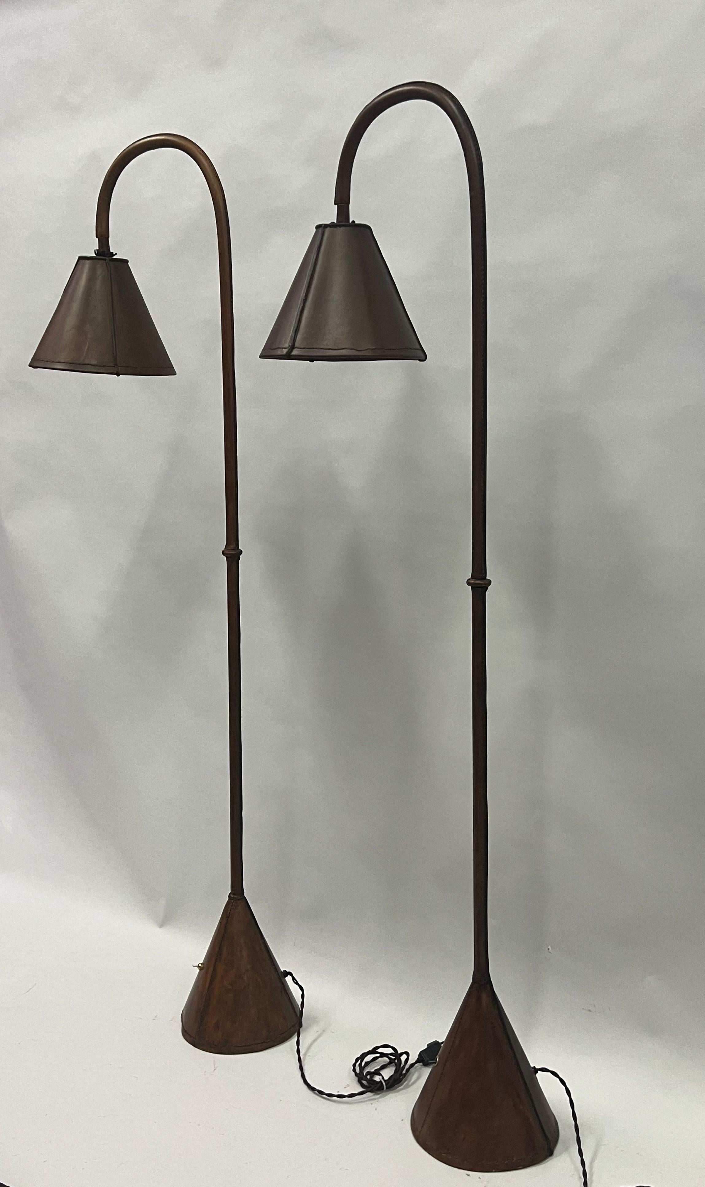 Fait main Paire de lampadaires français du milieu du siècle en cuir cousu à la main par Jacques Adnet en vente