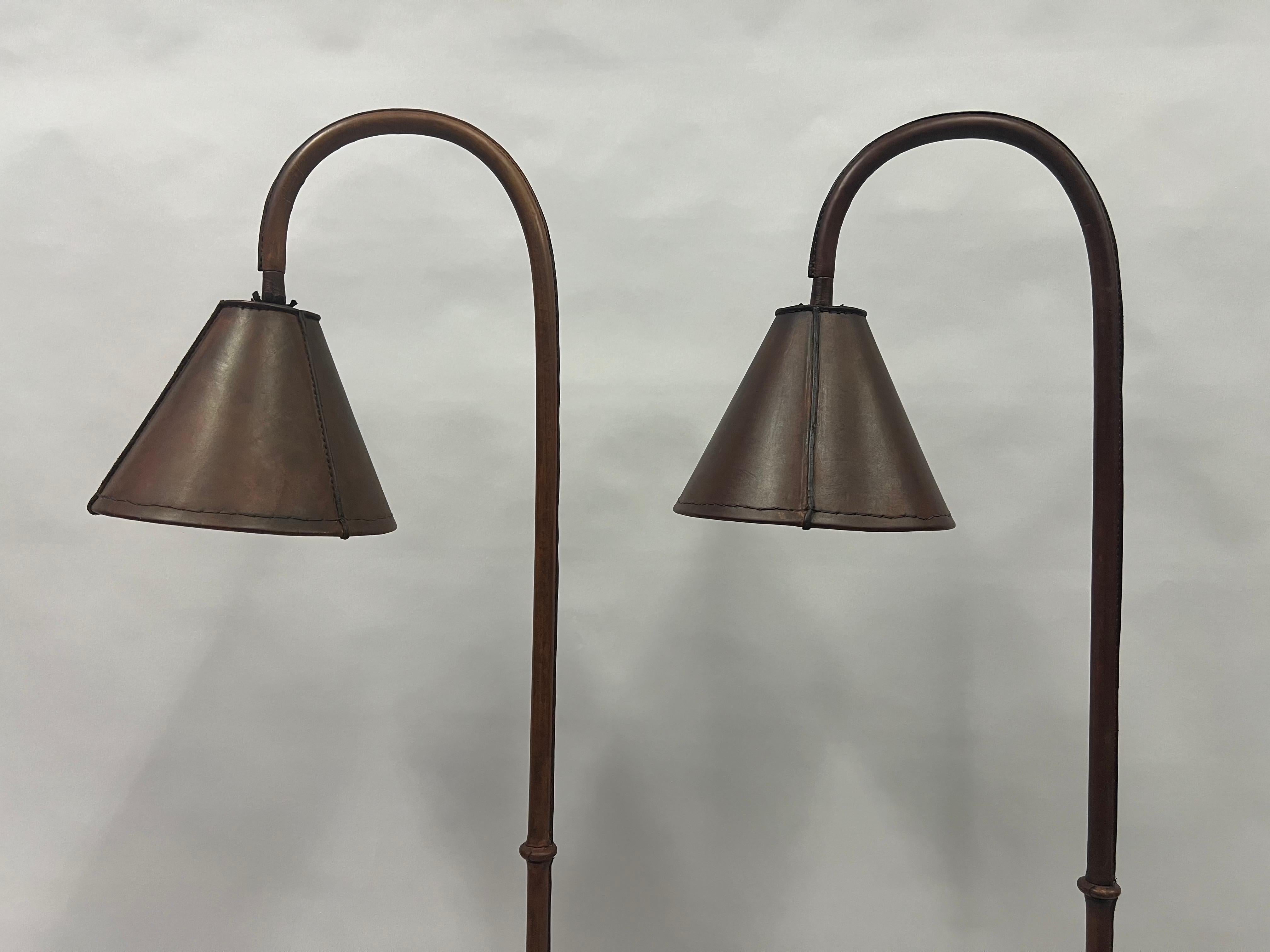 Paire de lampadaires français du milieu du siècle en cuir cousu à la main par Jacques Adnet Bon état - En vente à New York, NY