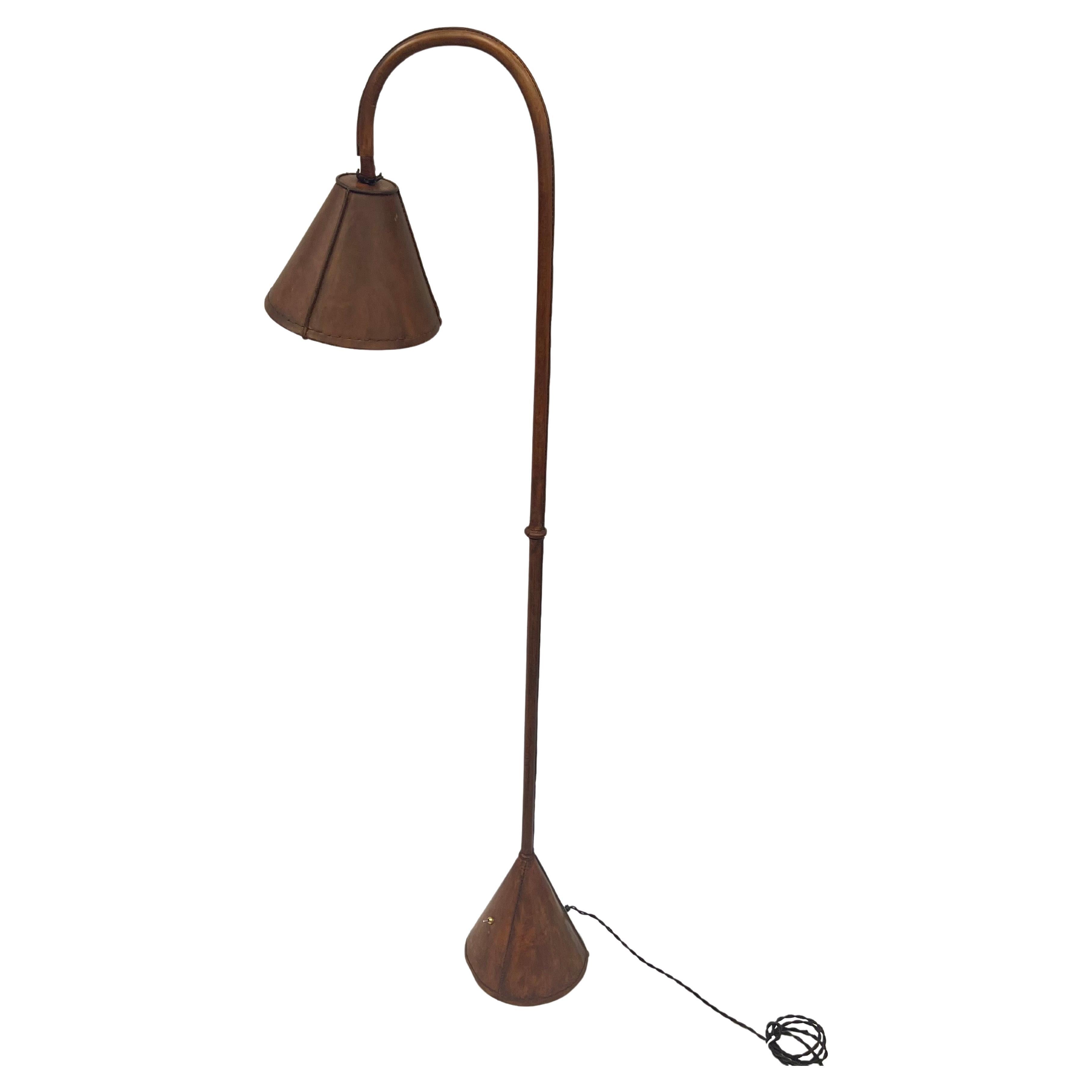 20ième siècle Paire de lampadaires français du milieu du siècle en cuir cousu à la main par Jacques Adnet en vente
