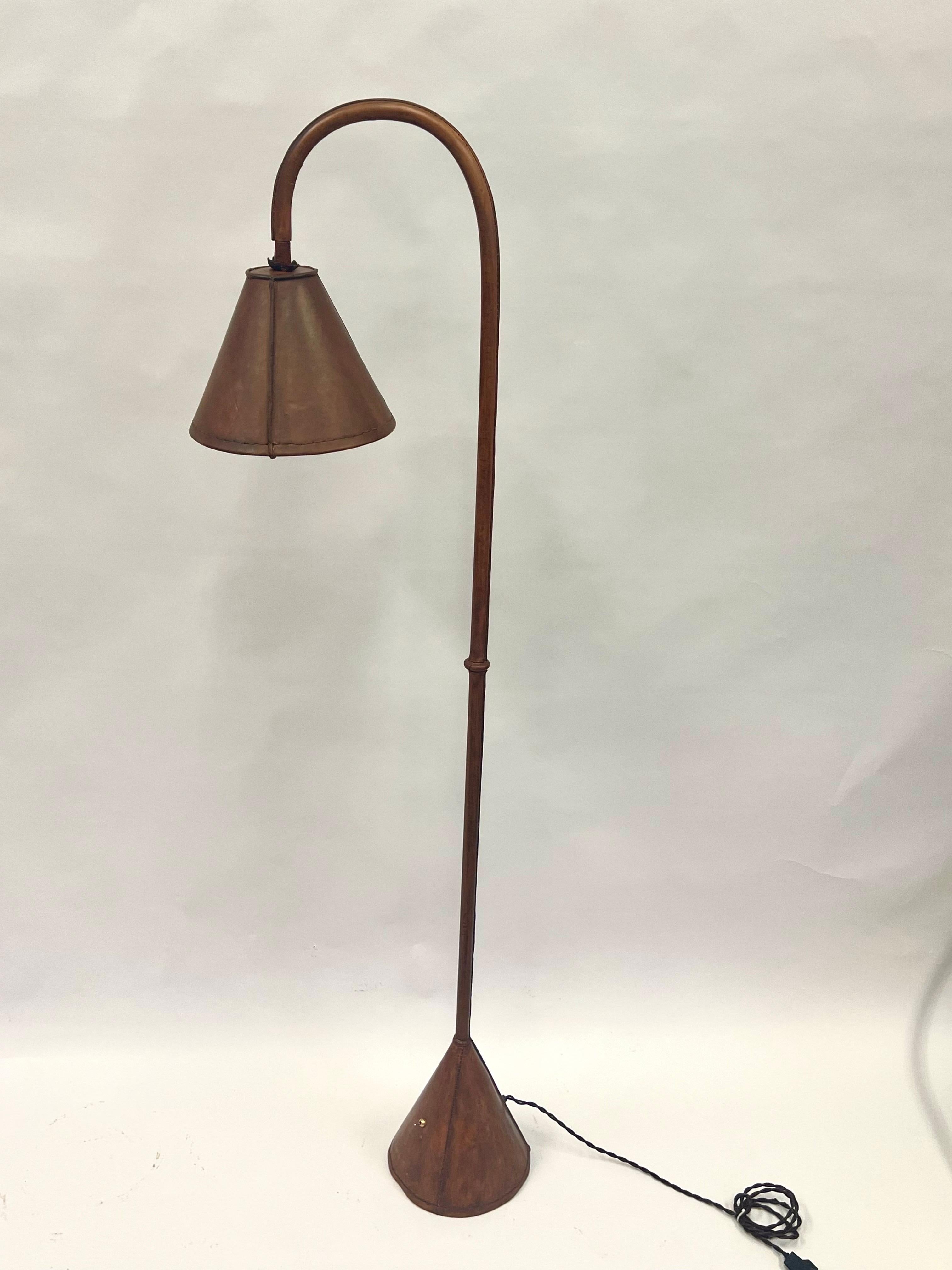 Acier Paire de lampadaires français du milieu du siècle en cuir cousu à la main par Jacques Adnet en vente